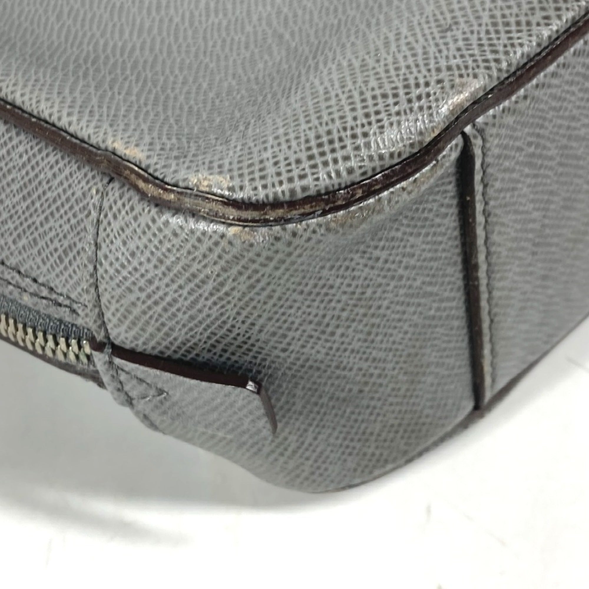 Louis Vuitton Glacier Gray Taiga Leather Handbag Tote Bag (Pre-Owned)