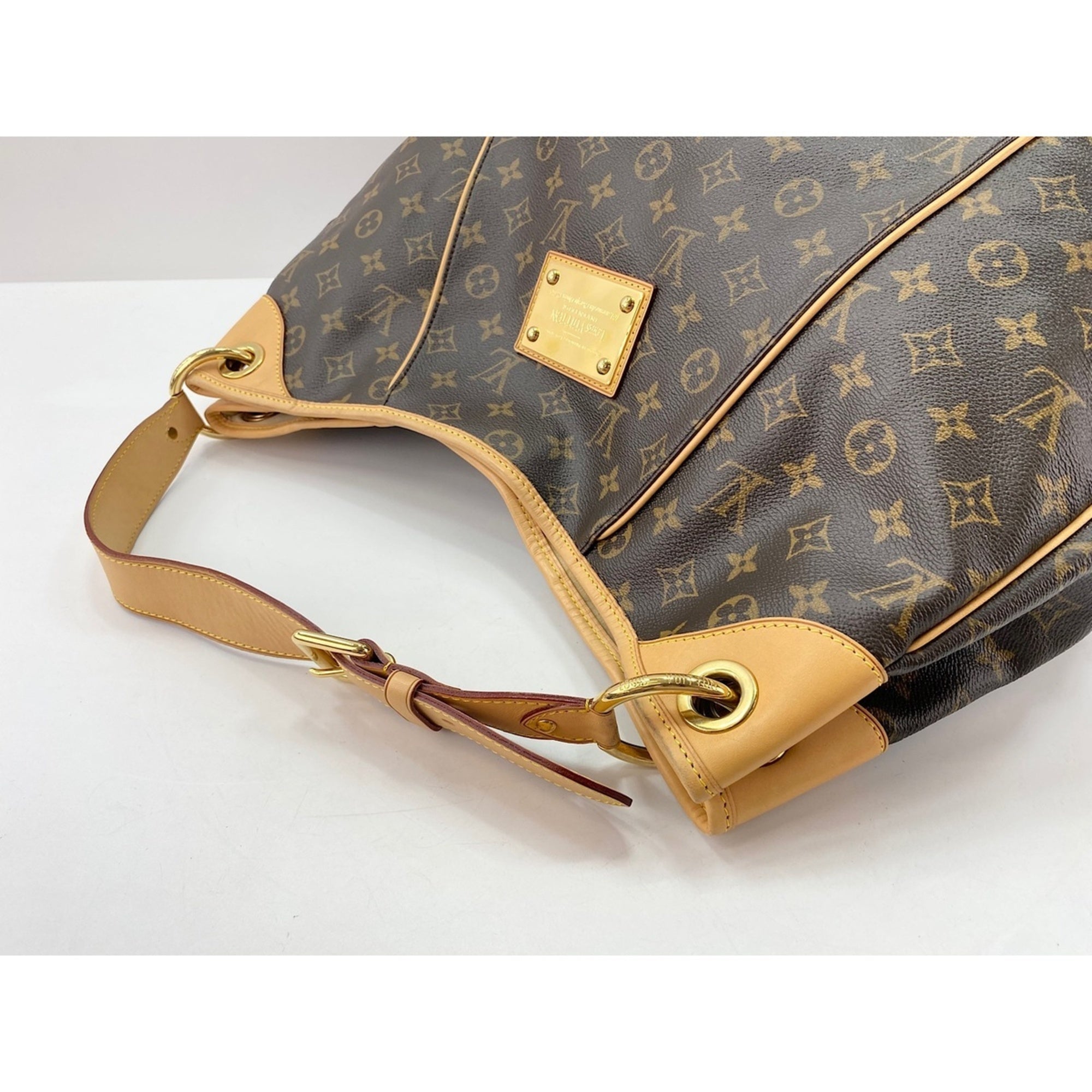 Louis Vuitton Brown Shoulder Bag (Pre-Owned)