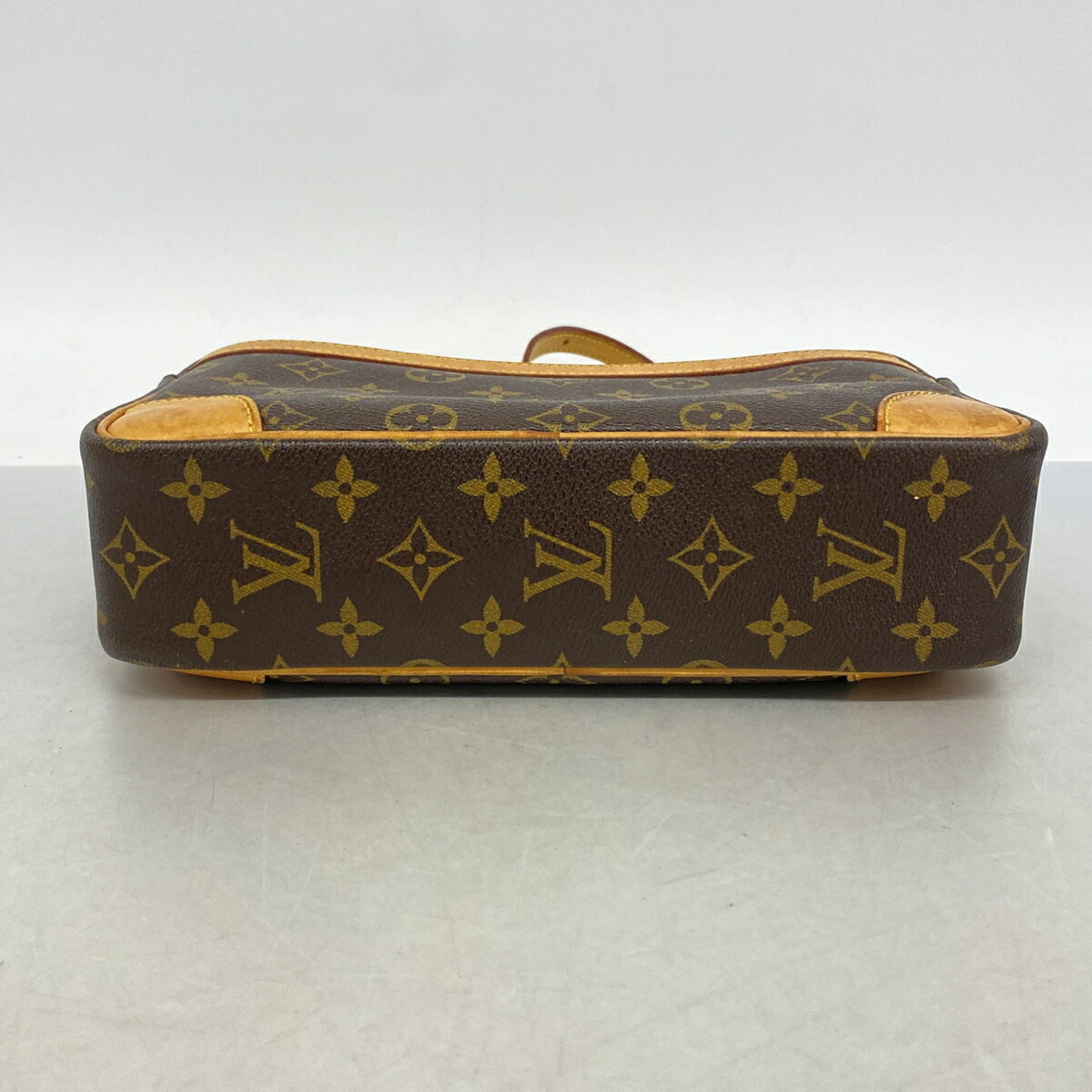 Louis Vuitton Brown Shoulder Bag (Pre-Owned)