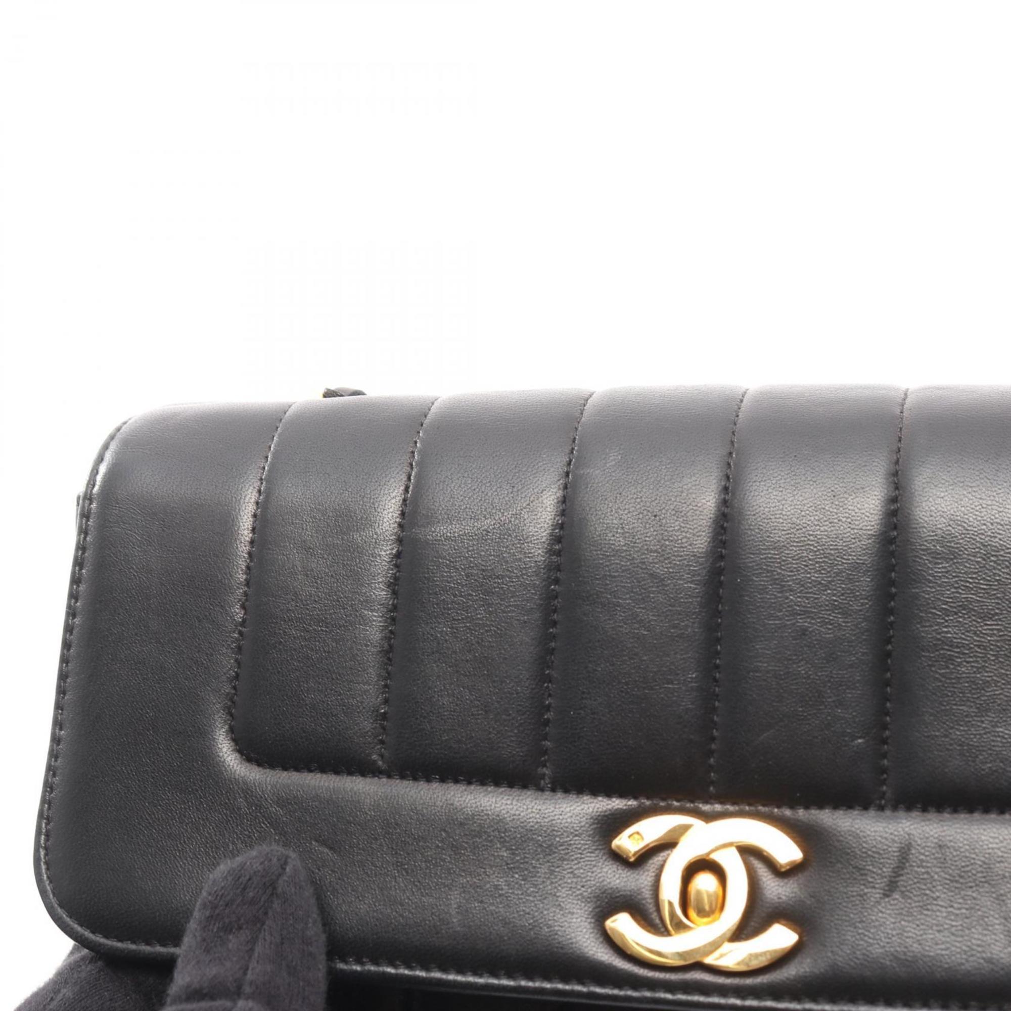 Chanel Black Leather Shoulder Bag (Pre-Owned)