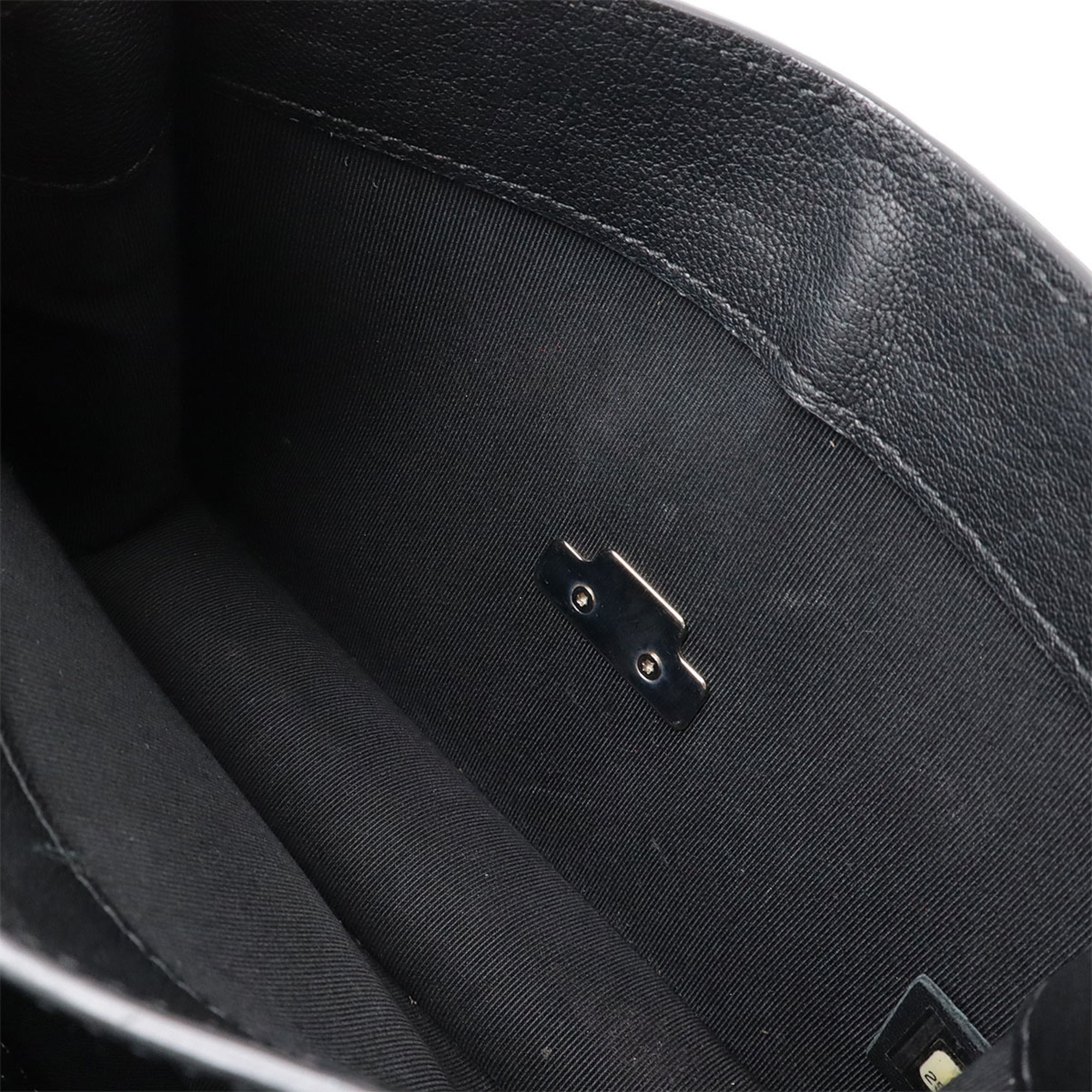 Chanel Black Leather Shoulder Bag (Pre-Owned)