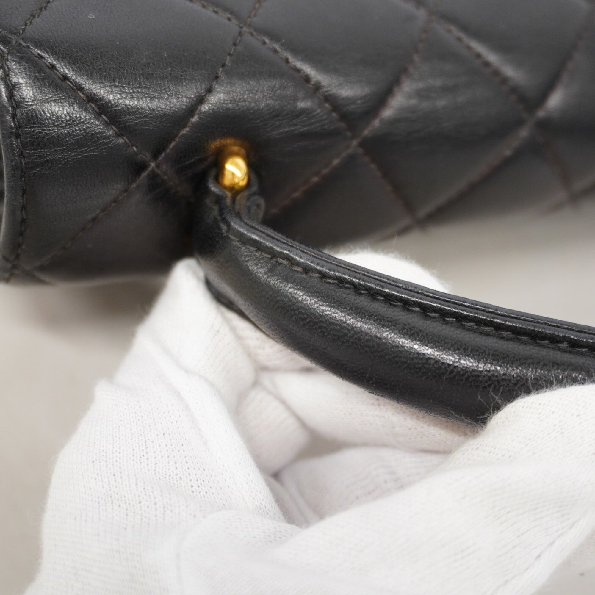 Chanel Black Leather Handbag (Pre-Owned)