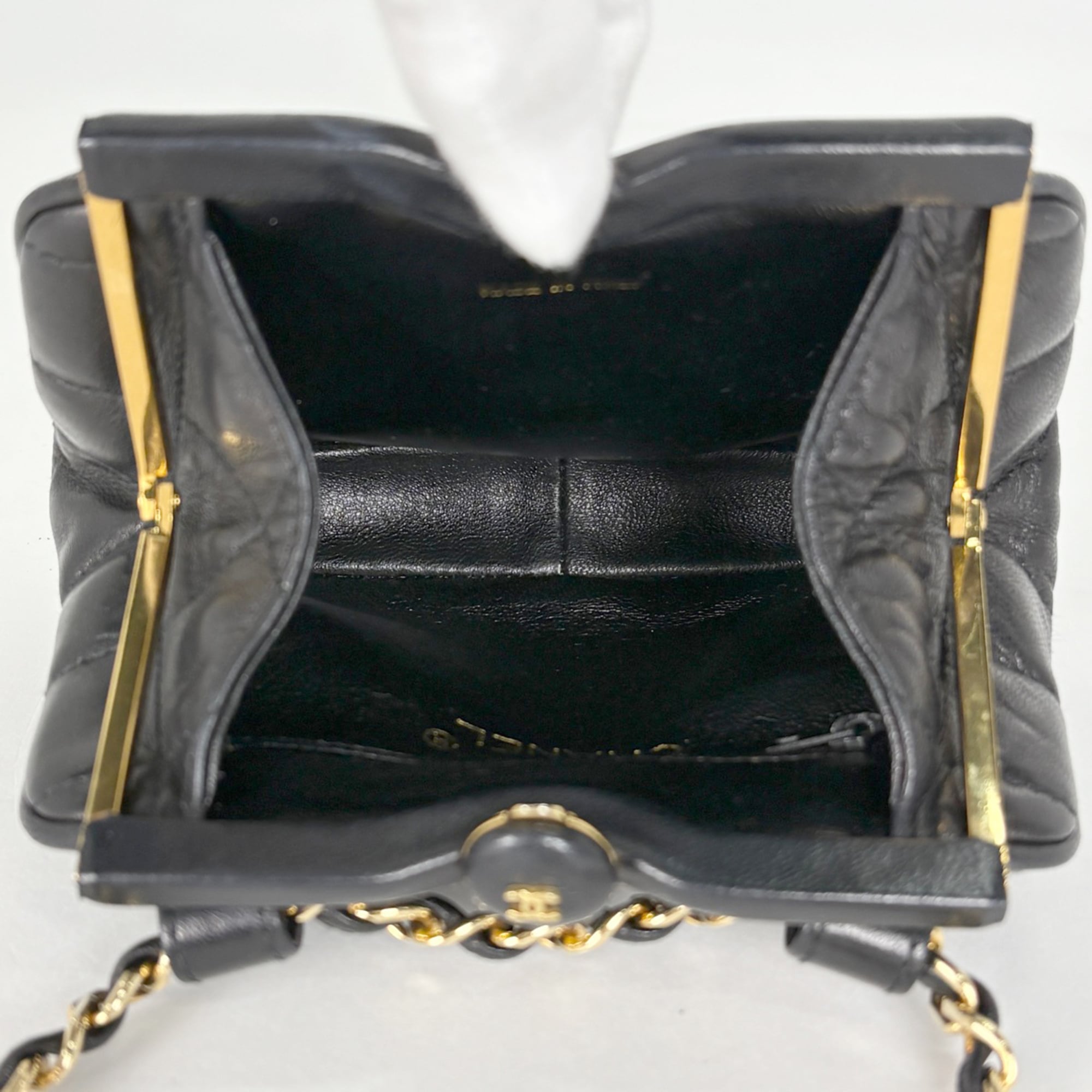Chanel Black Leather Shoulder Bag (Pre-Owned)