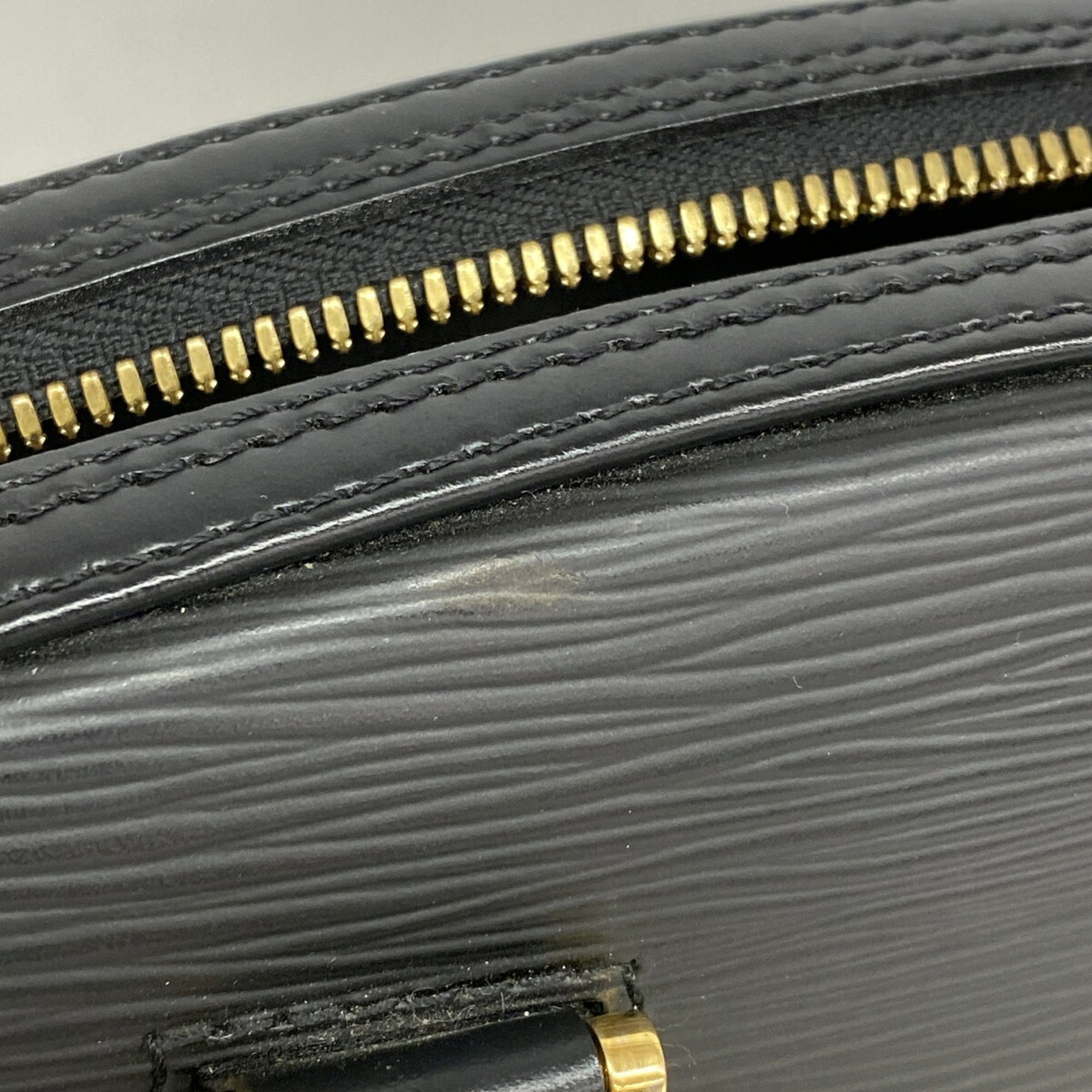Louis Vuitton Noir Handbag (Pre-Owned)