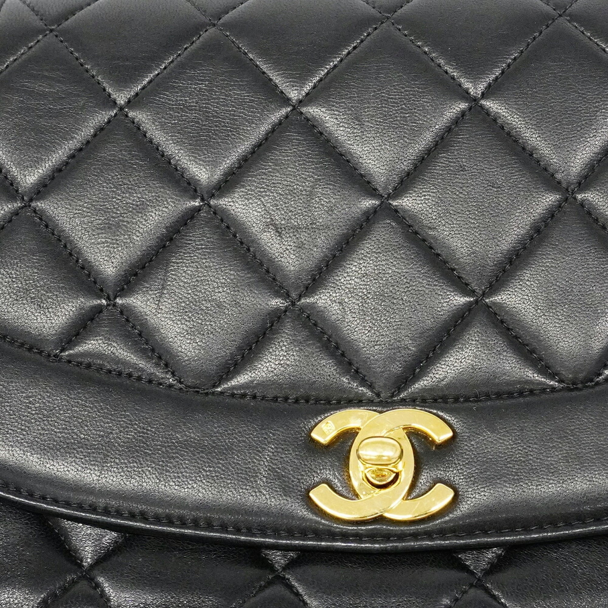 Chanel Black Leather Shoulder Bag (Pre-Owned)