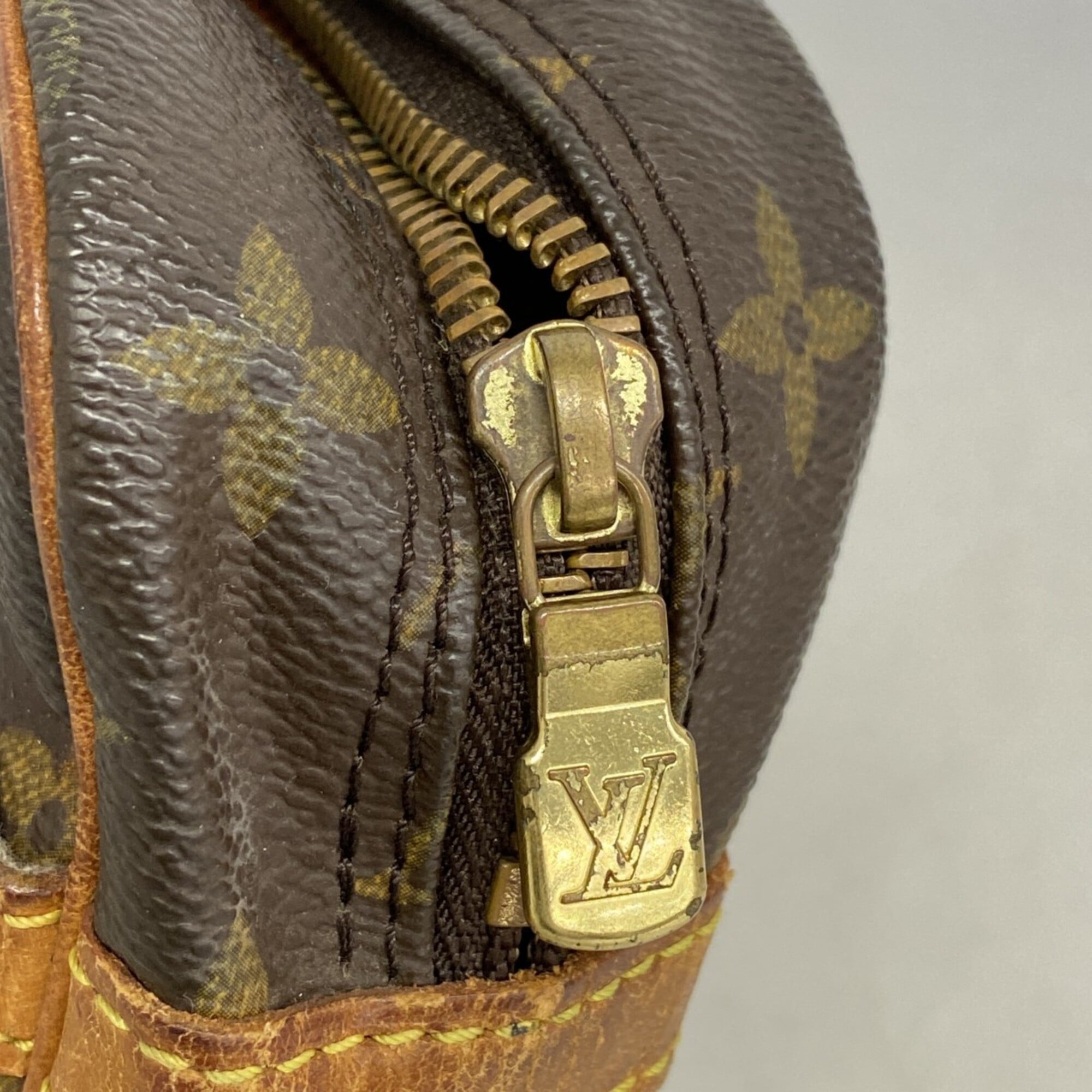 Louis Vuitton Brown Clutch Bag (Pre-Owned)