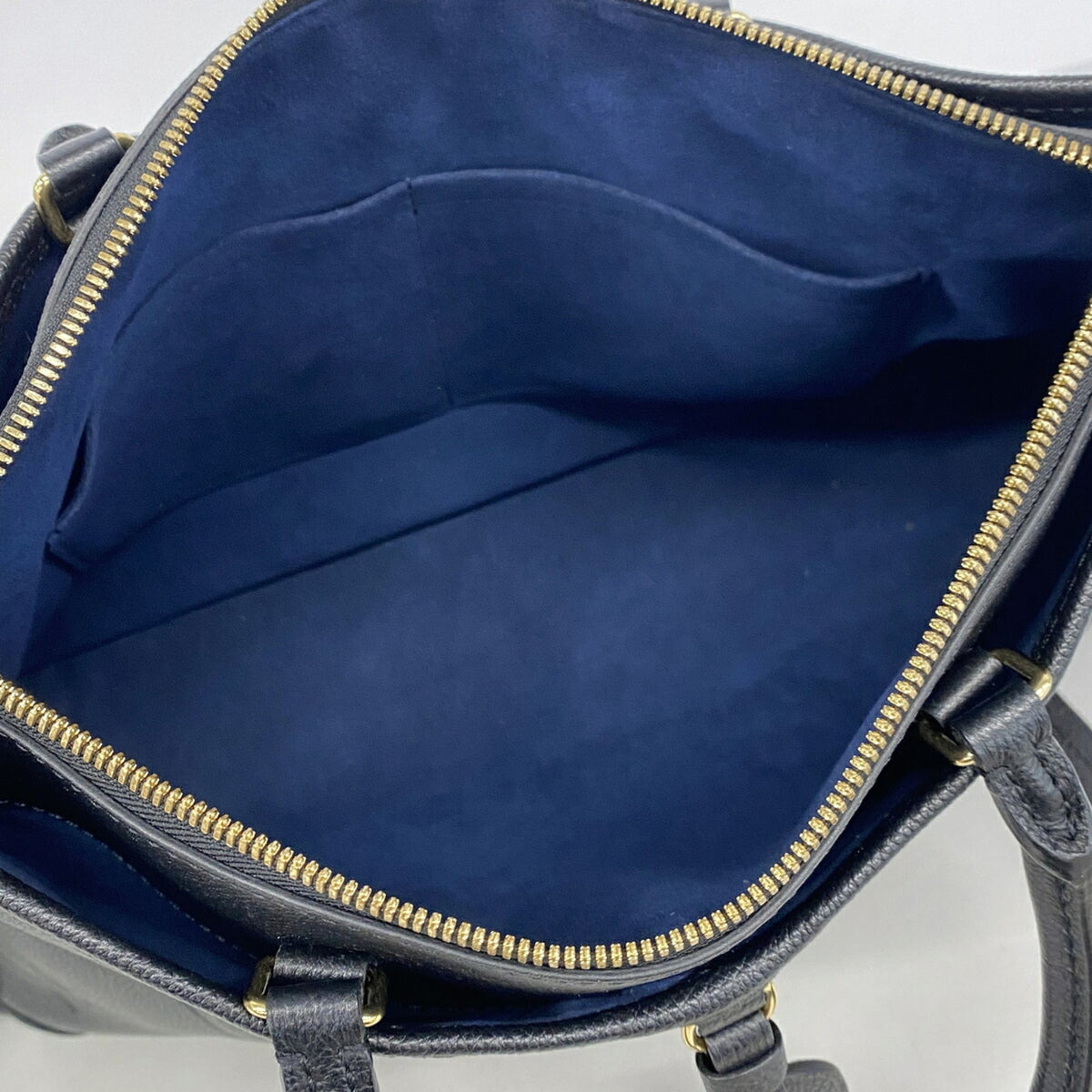 Louis Vuitton Noir Handbag (Pre-Owned)