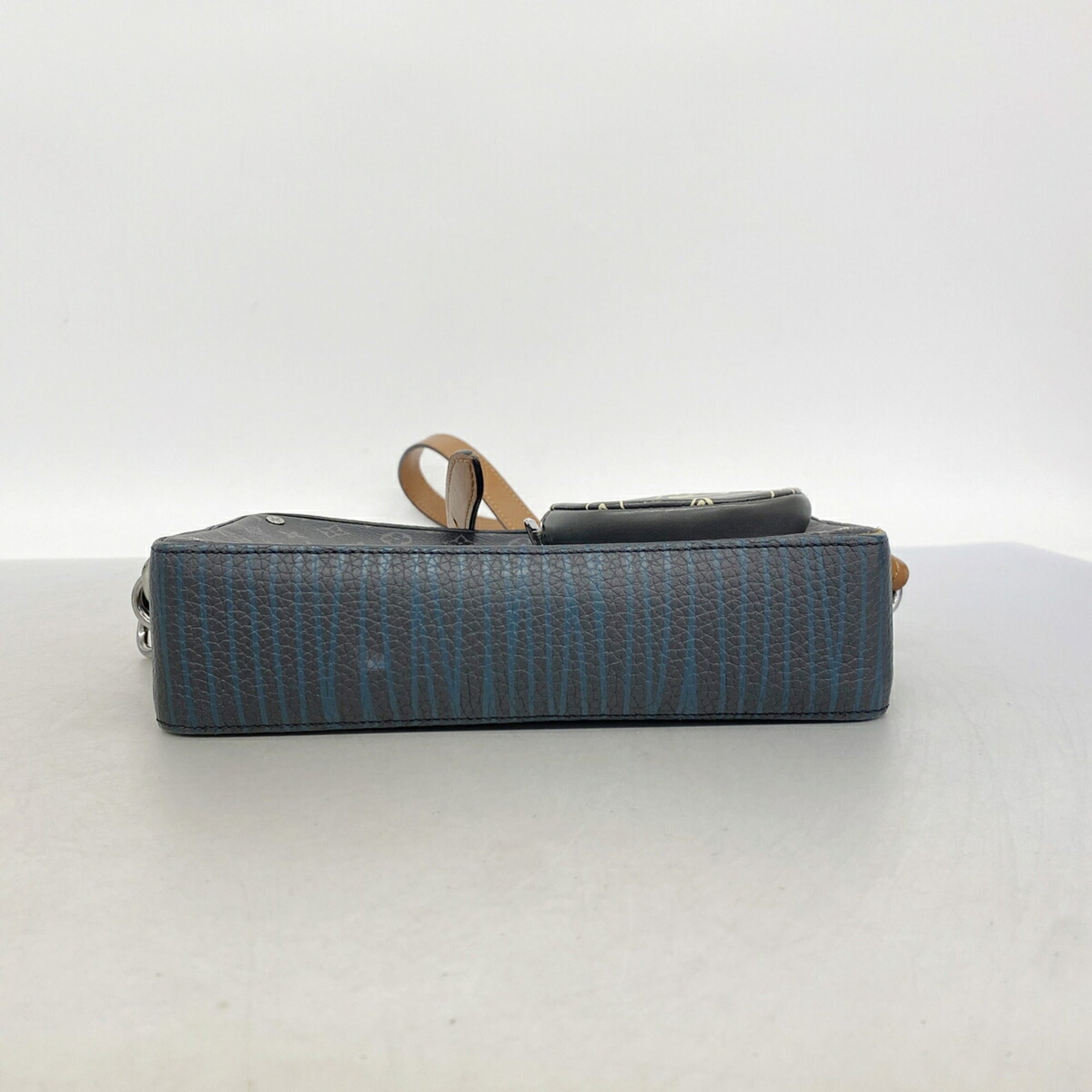 Louis Vuitton Black Shoulder Bag (Pre-Owned)