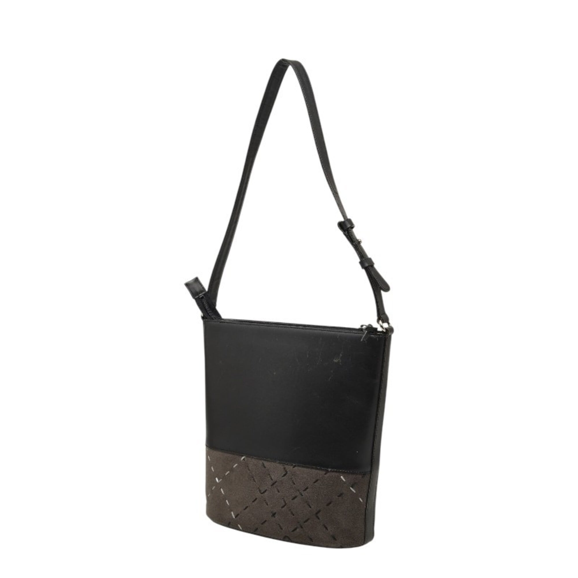 Burberry Black Leather Shoulder Bag (Pre-Owned)