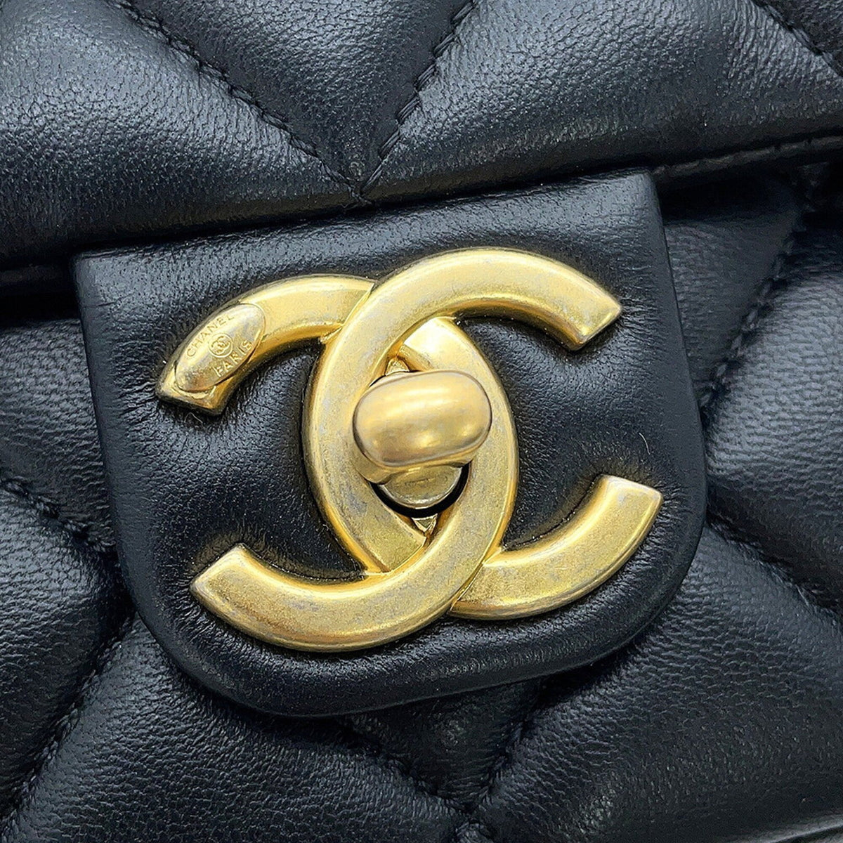 Chanel Black Leather Shoulder Bag (Pre-Owned)