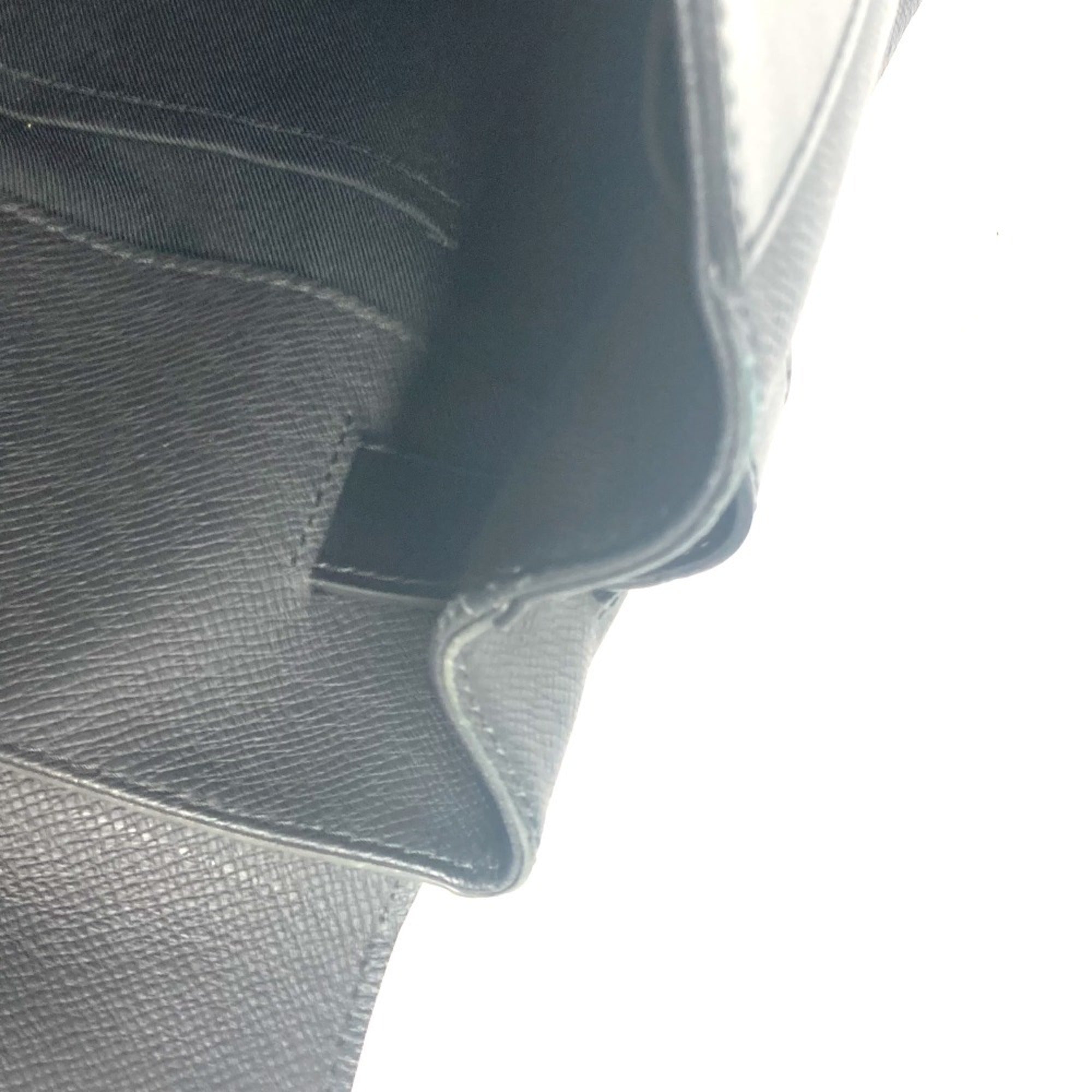 Louis Vuitton Black Taiga Leather Handbag Shoulder Bag (Pre-Owned)