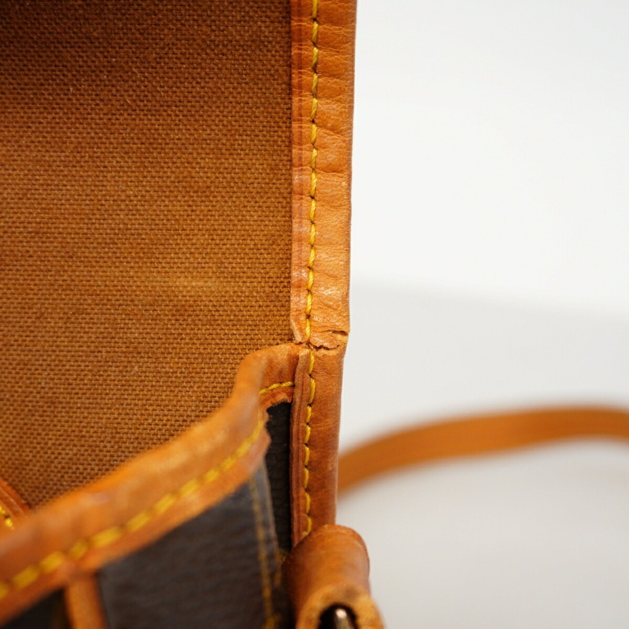 Louis Vuitton Brown Shoulder Bag (Pre-Owned)