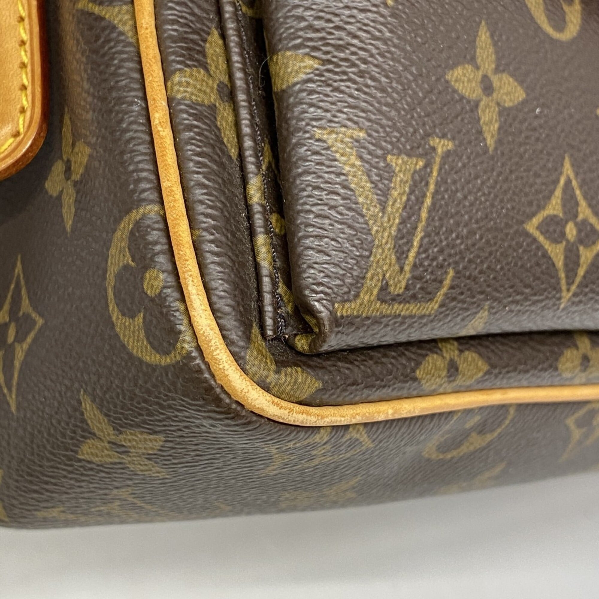Louis Vuitton Brown Shoulder Bag (Pre-Owned)