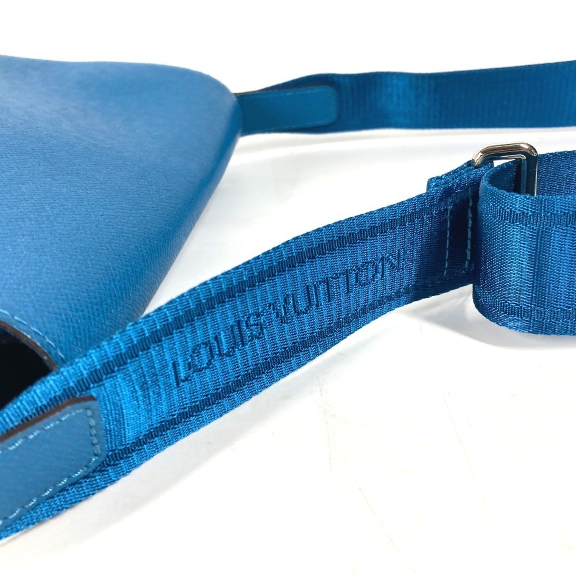 Louis Vuitton Blue Taiga Leather Messenger Bag Shoulder Bag (Pre-Owned)