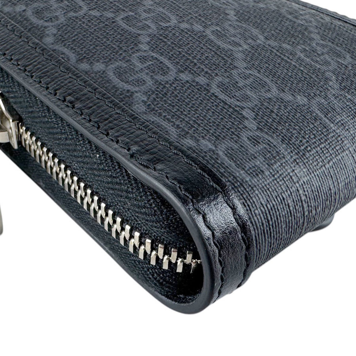 Gucci Black Gg Supreme Pouch Shoulder Bag (Pre-Owned)