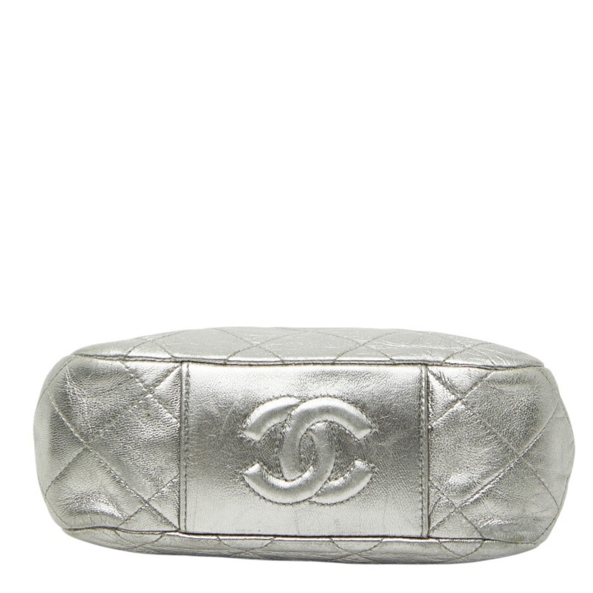 Chanel Matelasse Silver Leather Shoulder Bag (Pre-Owned)