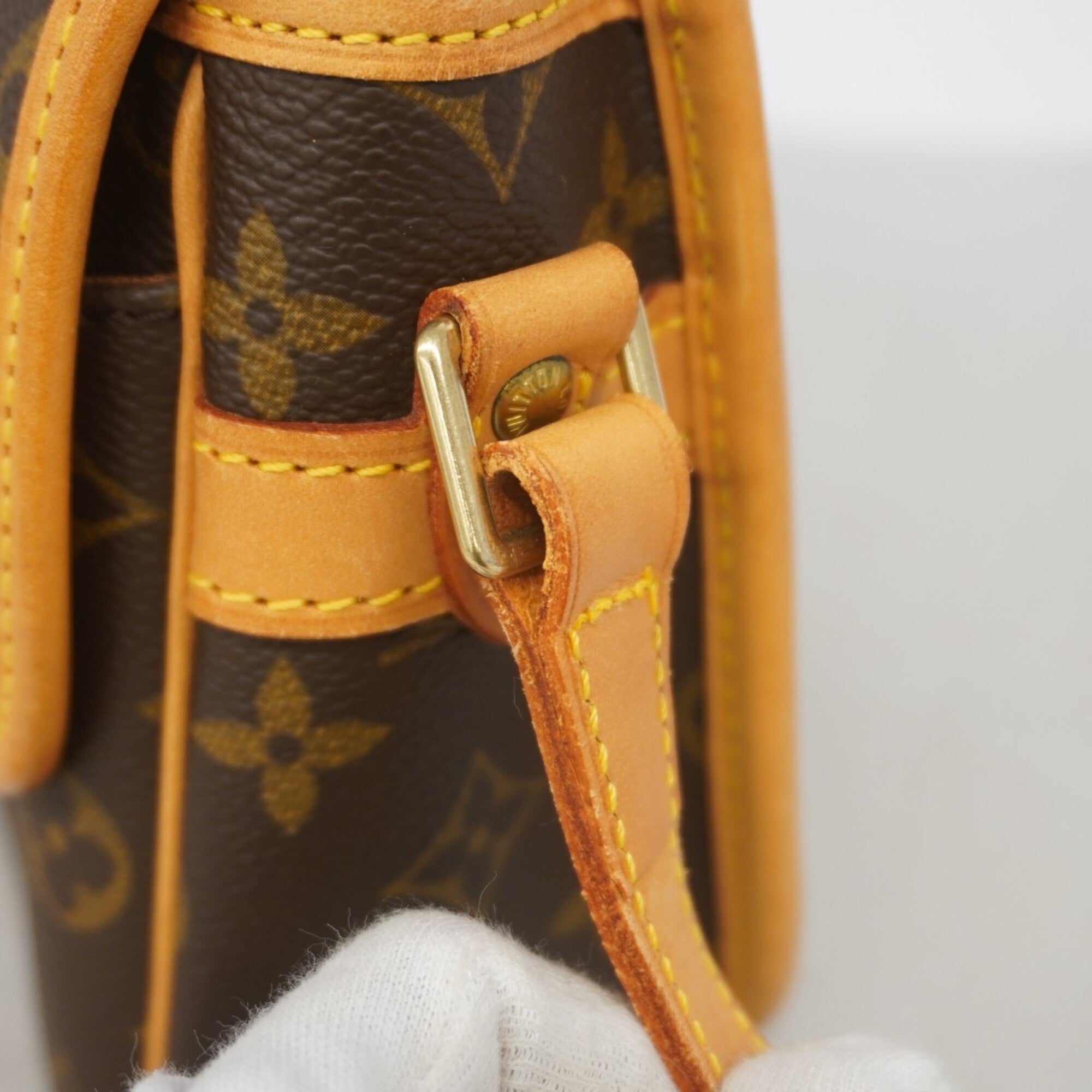 Louis Vuitton Brown Shoulder Bag (Pre-Owned)