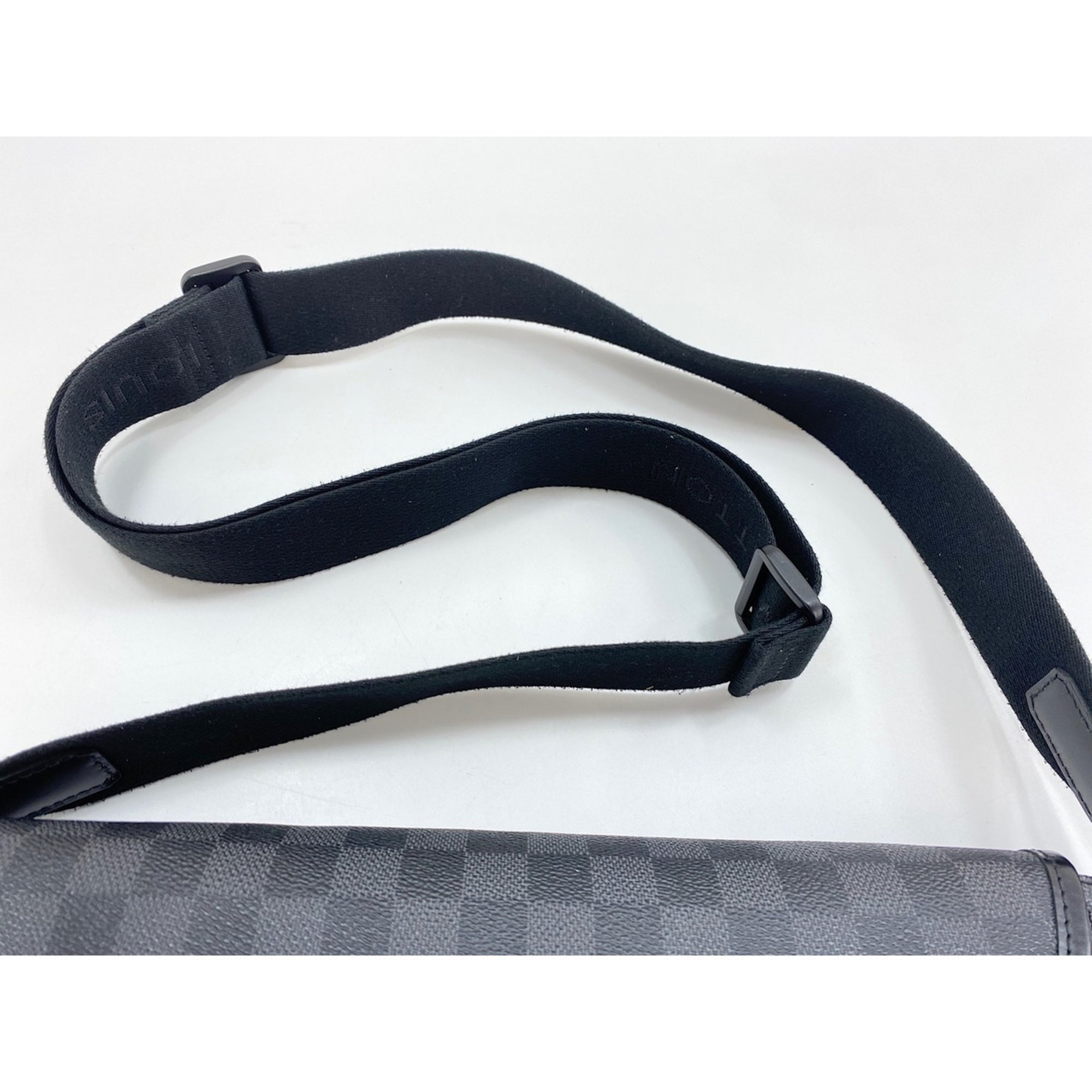 Louis Vuitton Black Shoulder Bag (Pre-Owned)