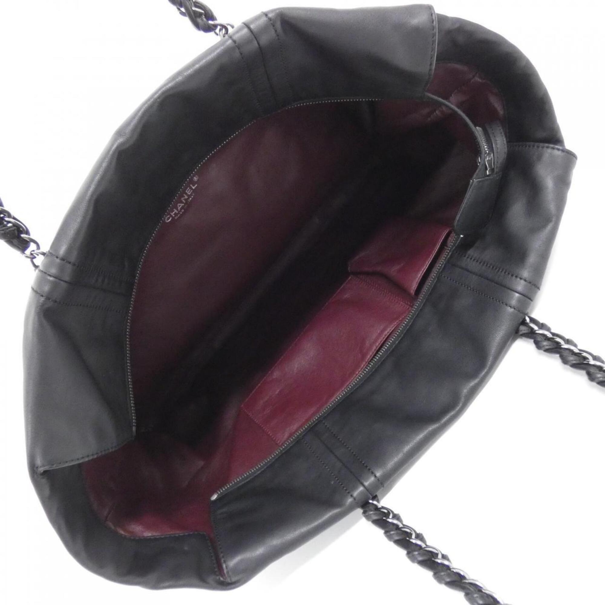 Chanel Black Leather Shoulder Bag (Pre-Owned)