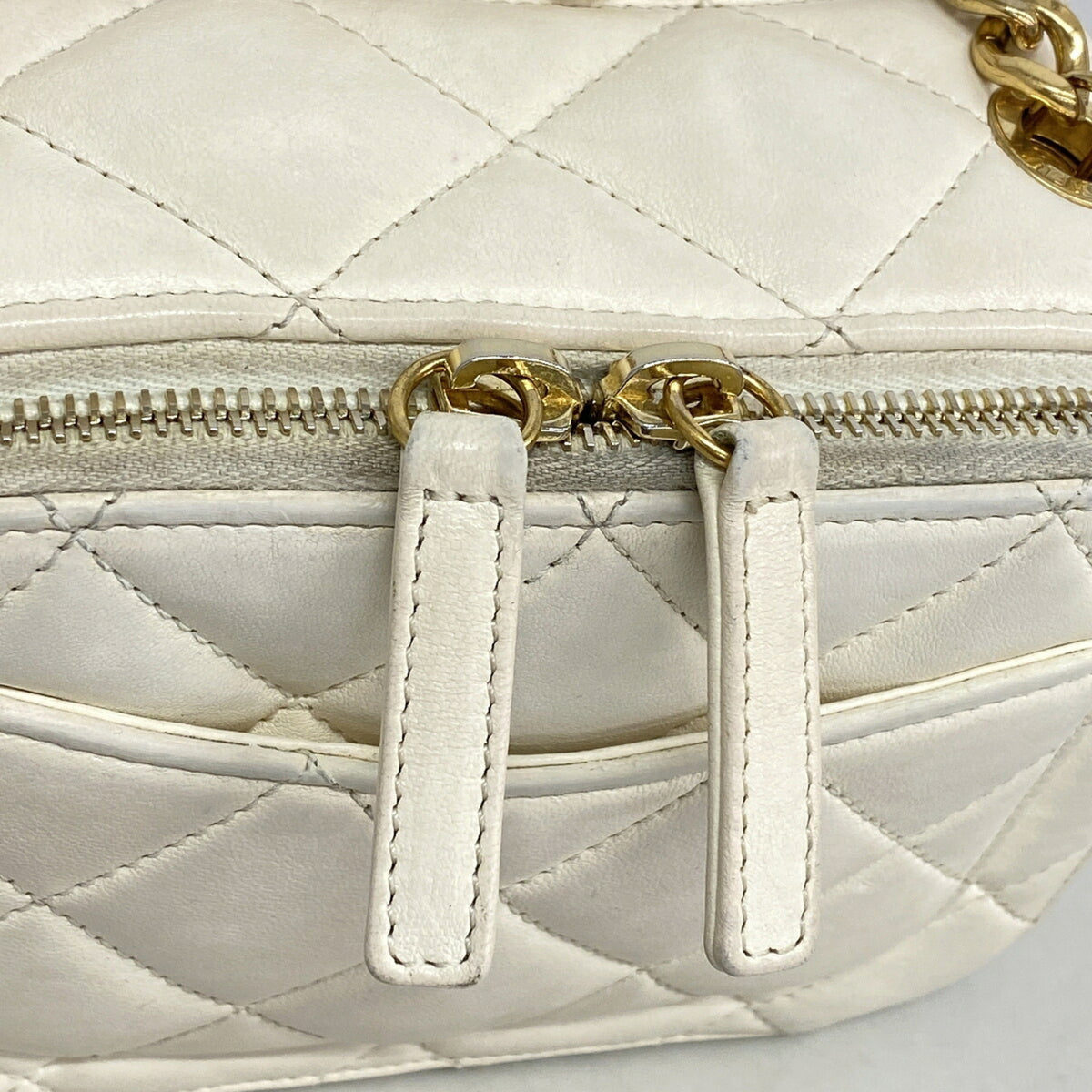 Chanel White Leather Shoulder Bag (Pre-Owned)
