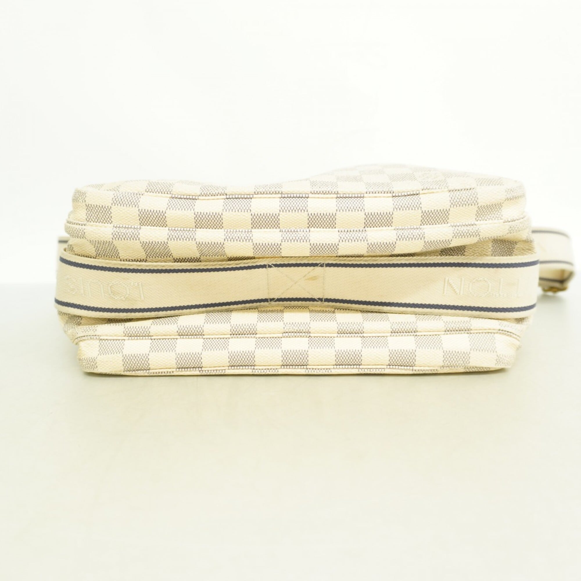 Louis Vuitton White Shoulder Bag (Pre-Owned)
