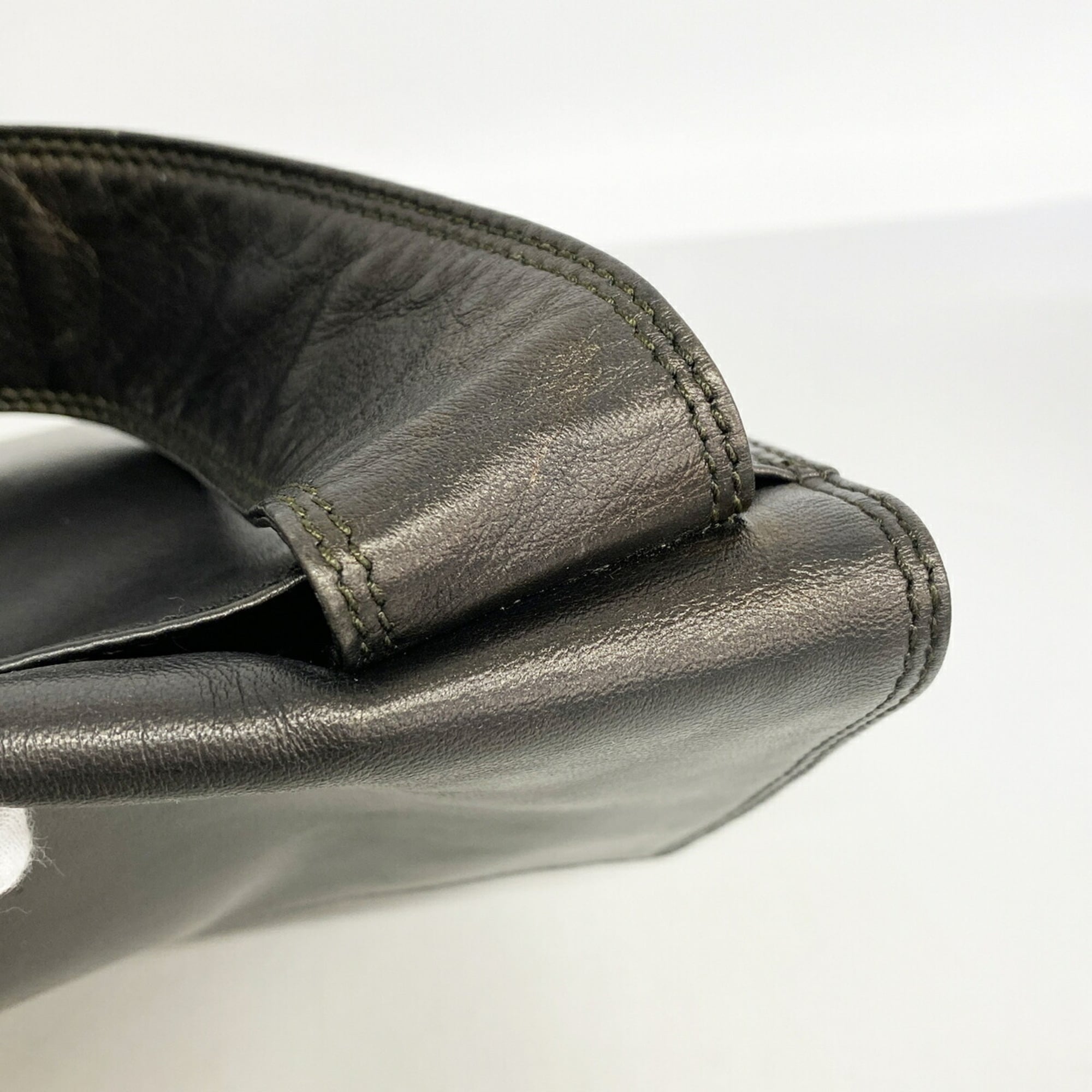 Chanel Black Leather Shoulder Bag (Pre-Owned)
