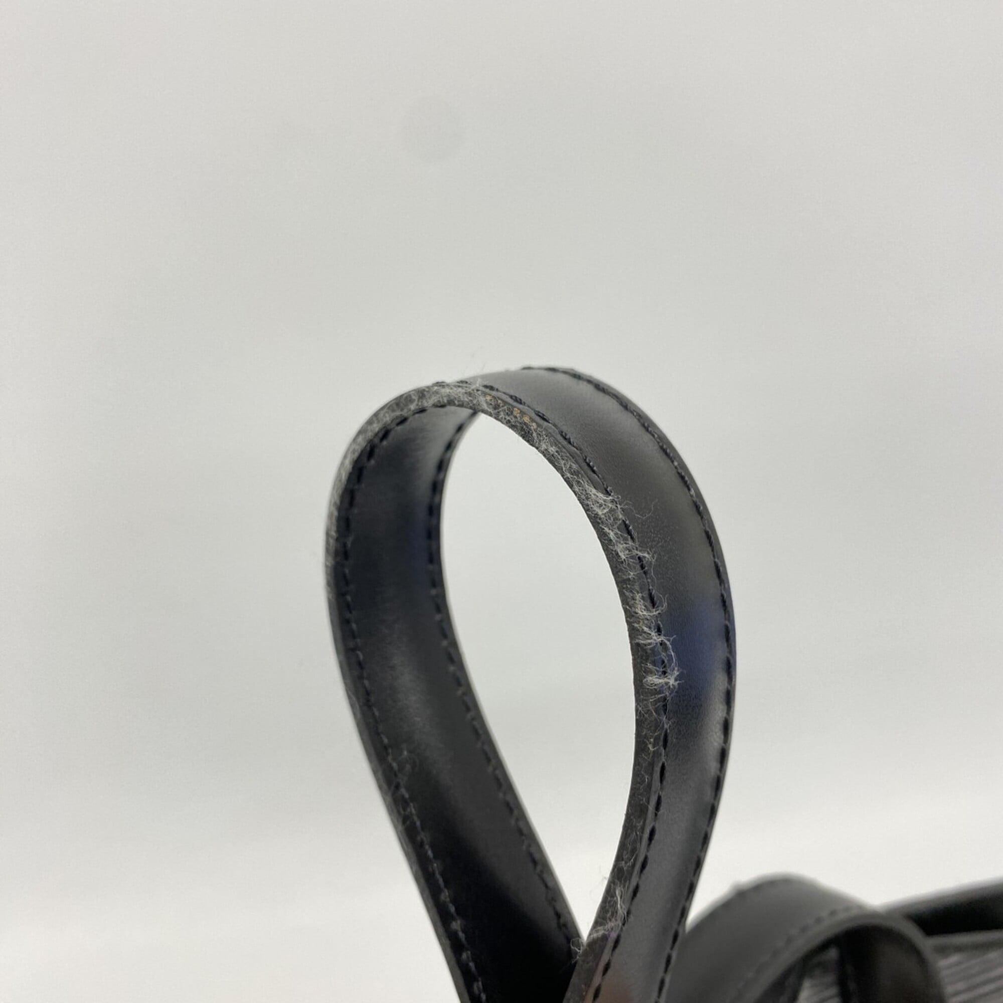 Louis Vuitton Noir Shoulder Bag (Pre-Owned)
