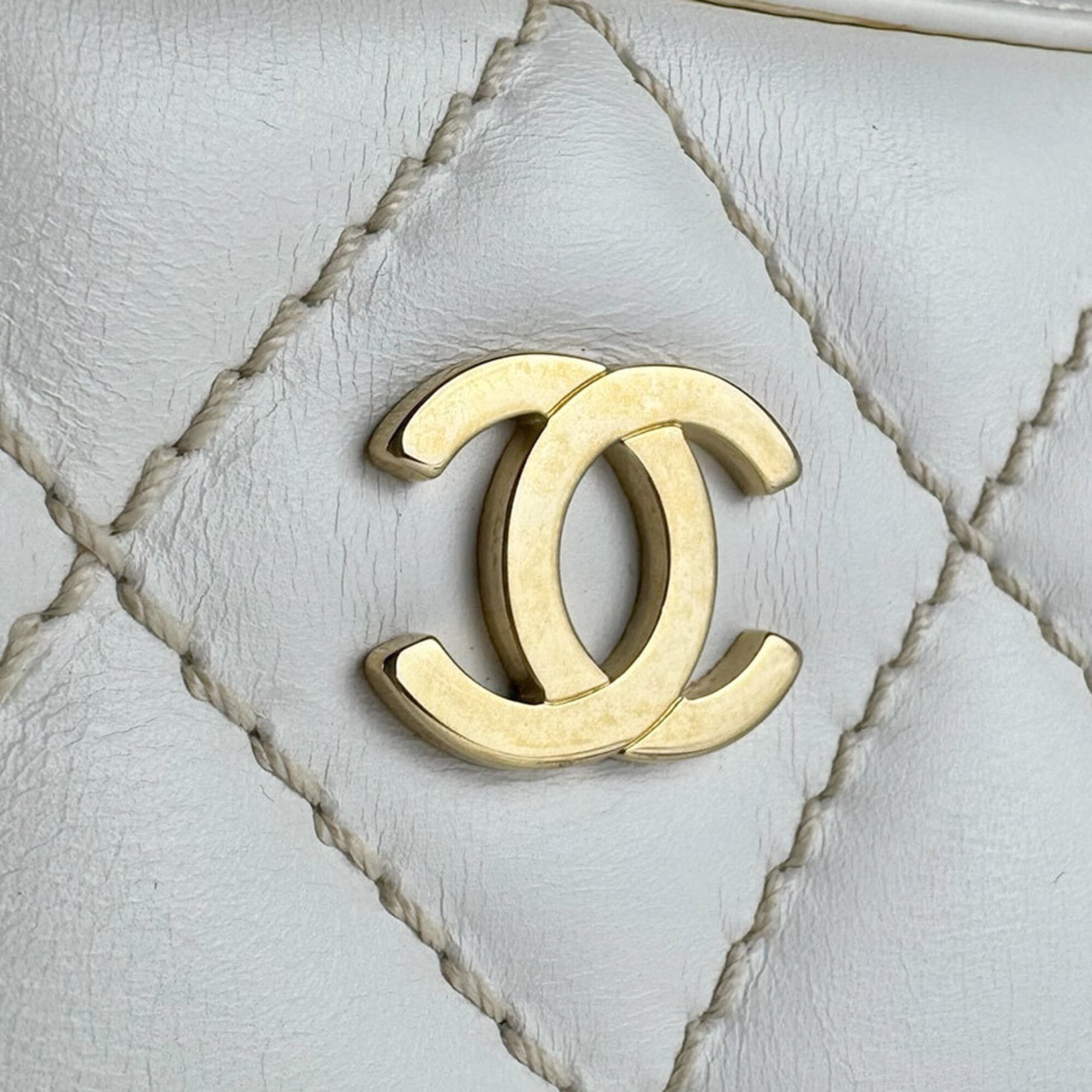 Chanel White Leather Handbag (Pre-Owned)