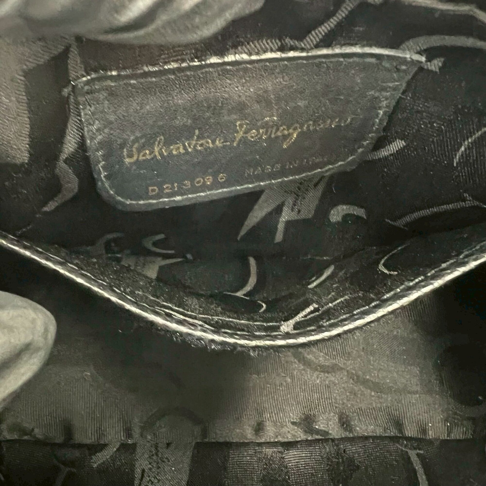 Salvatore Ferragamo Black Leather Shoulder Bag (Pre-Owned)