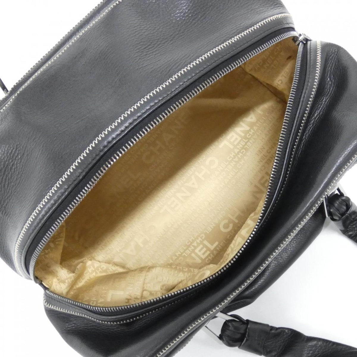 Chanel Black Leather Handbag (Pre-Owned)