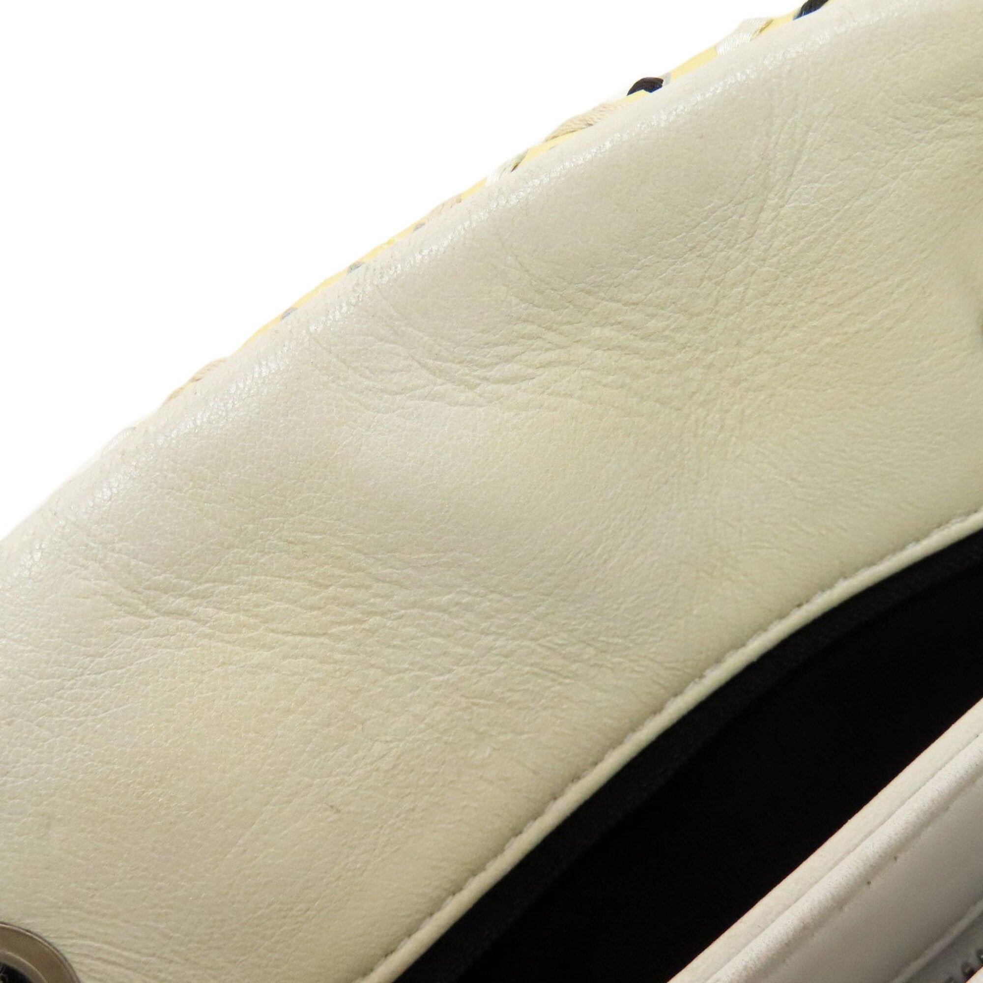 Chanel White Leather Shoulder Bag (Pre-Owned)