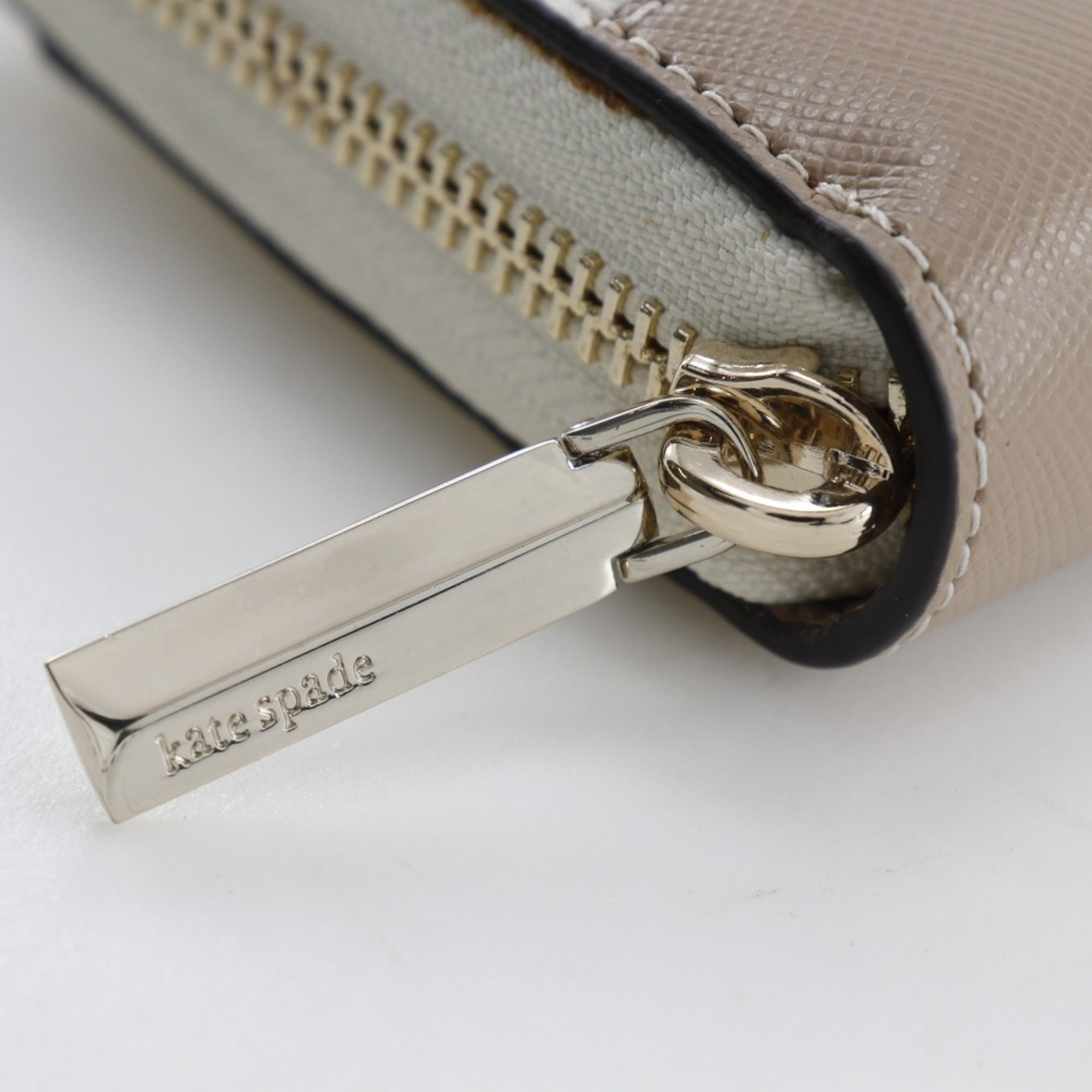 Kate Spade Beige White Leather Long Wallet (Bi-Fold) (Pre-Owned)