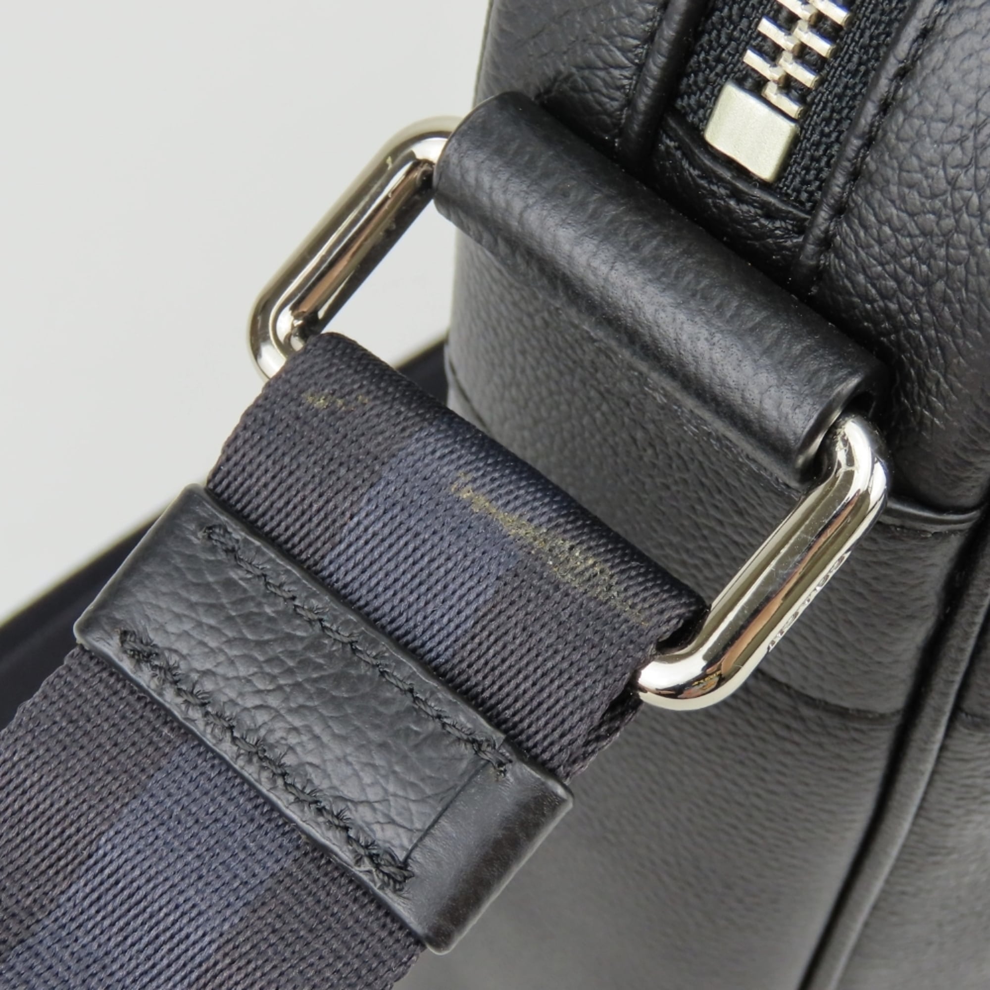 Coach Black Leather Shoulder Bag (Pre-Owned)