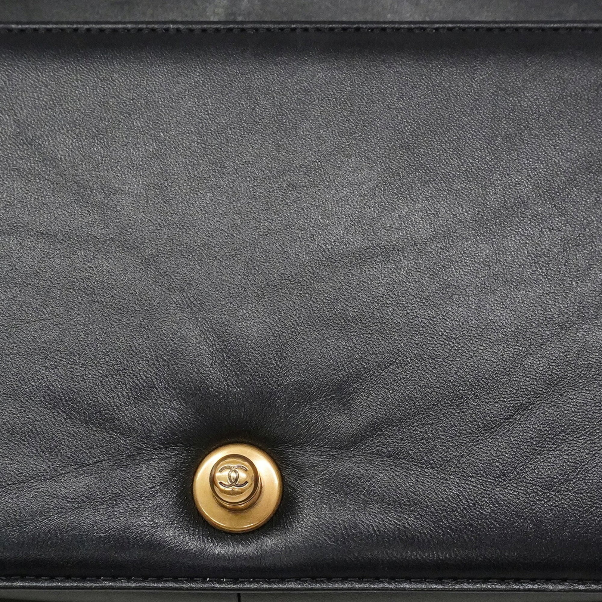 Chanel Black Leather Shoulder Bag (Pre-Owned)
