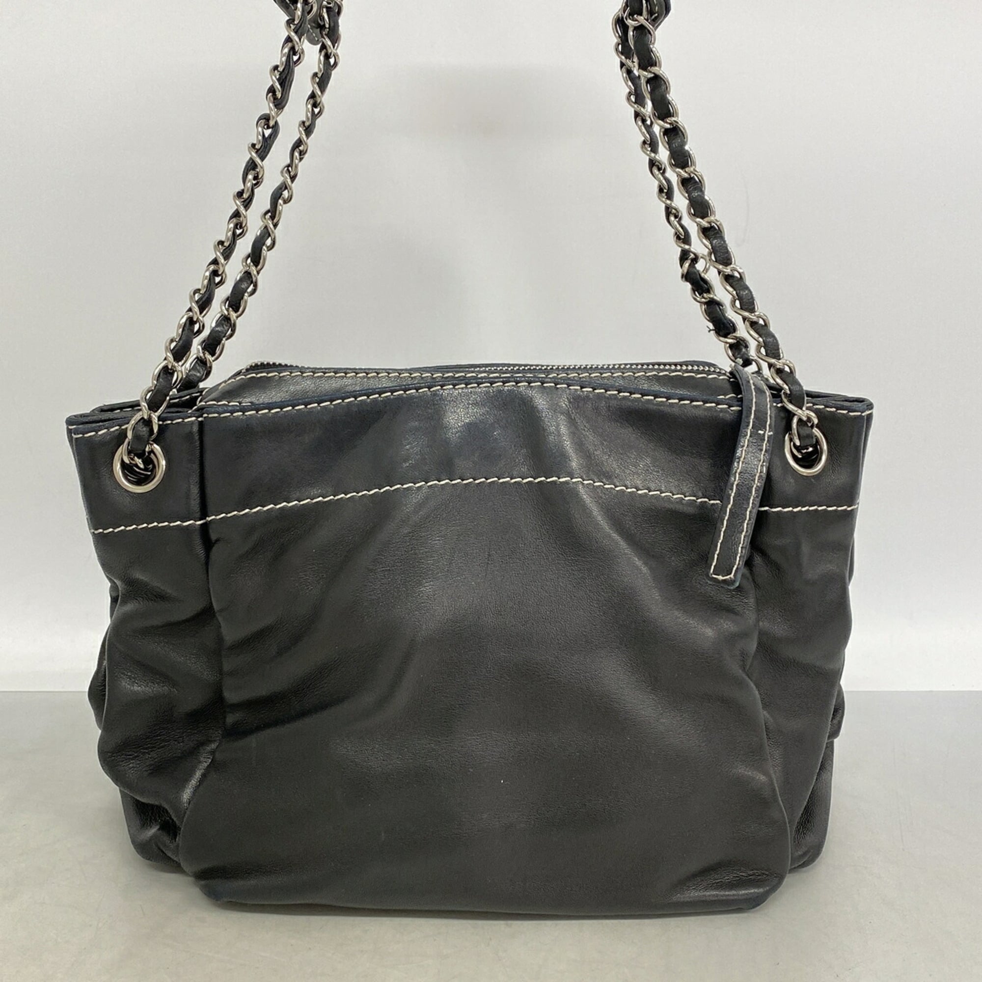Chanel Black Leather Shoulder Bag (Pre-Owned)
