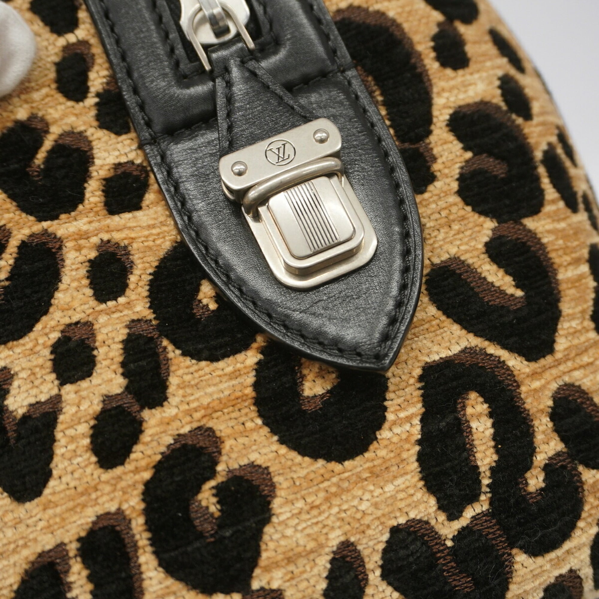 Louis Vuitton Beige Black Handbag (Pre-Owned)