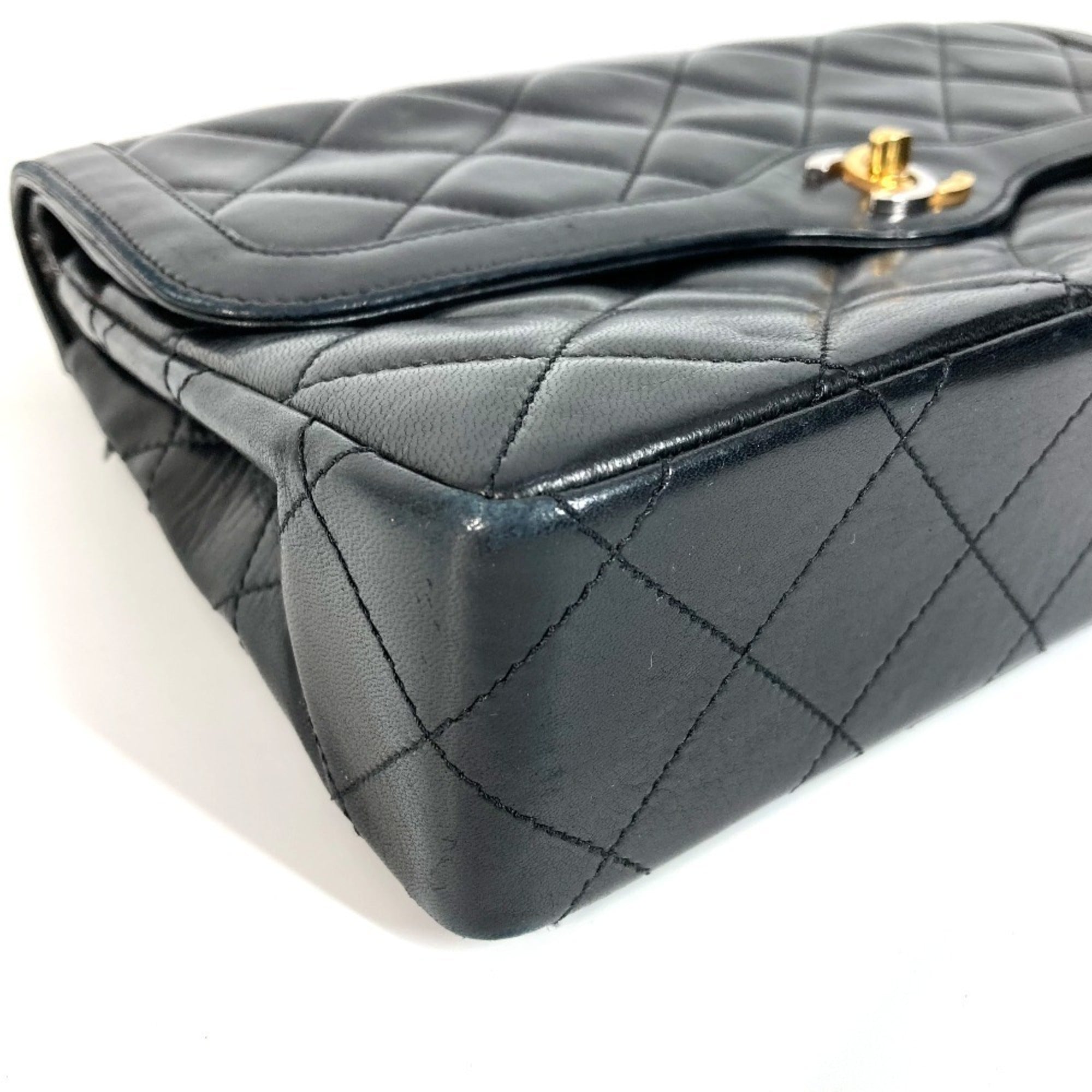 Chanel Black Leather Shoulder Bag (Pre-Owned)