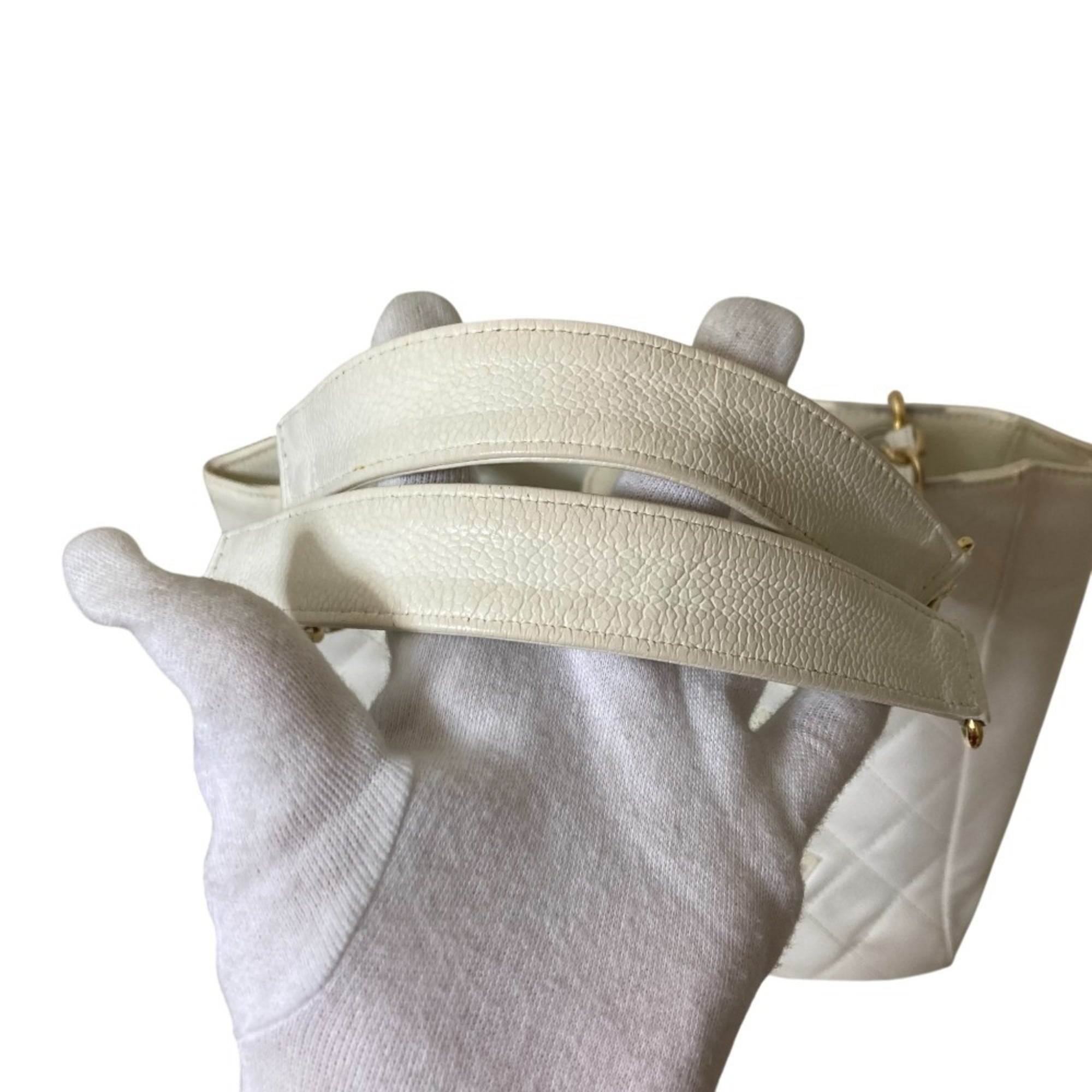 Chanel White Grained Calfskin Shoulder Bag (Pre-Owned)