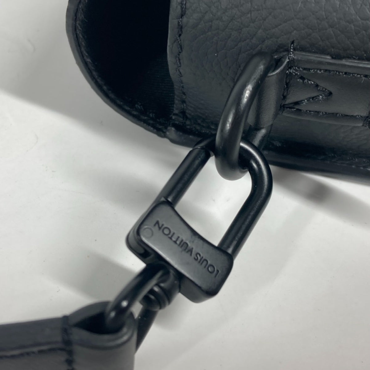 Louis Vuitton Black Leather Pochette Shoulder Bag (Pre-Owned)