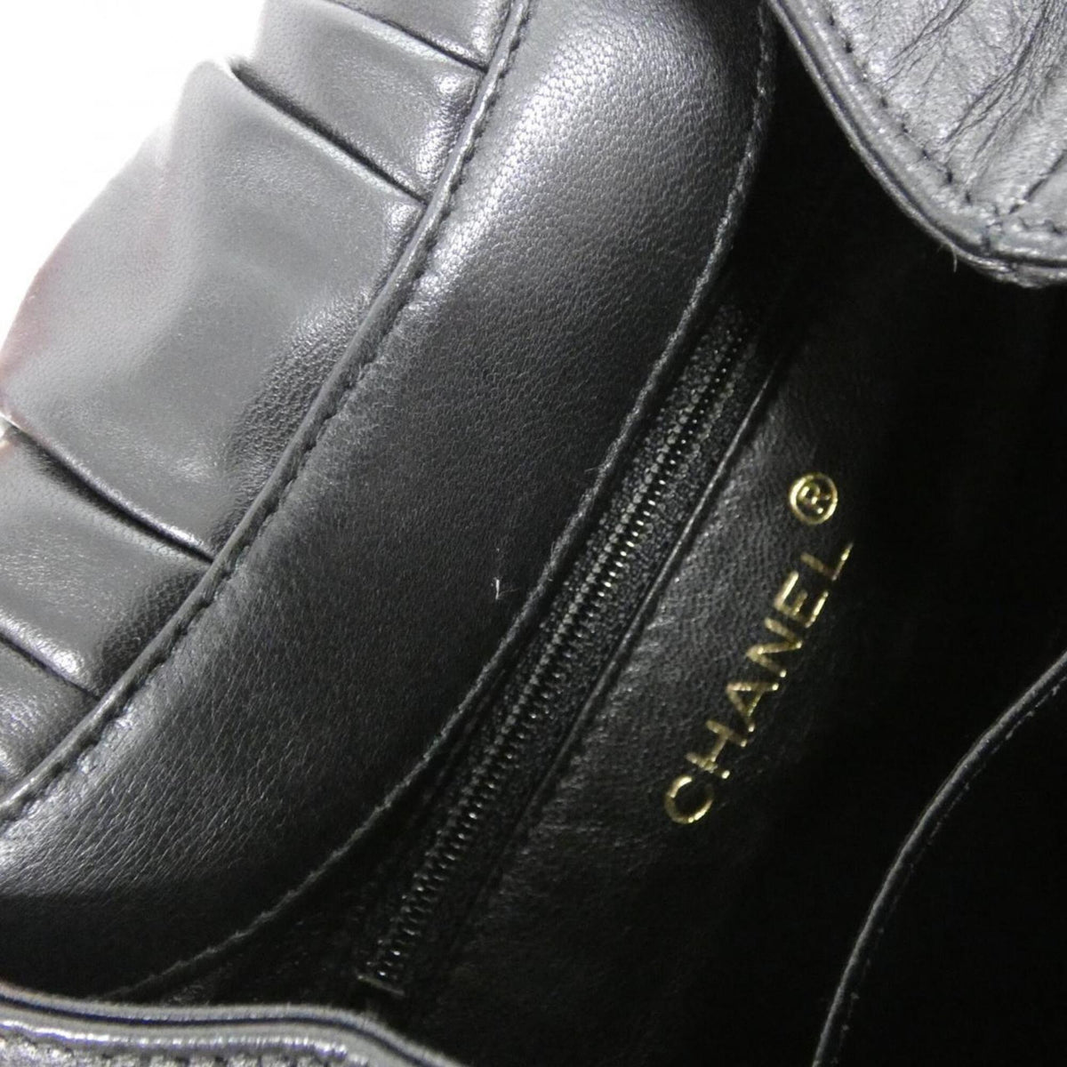 Chanel Black Leather Handbag (Pre-Owned)