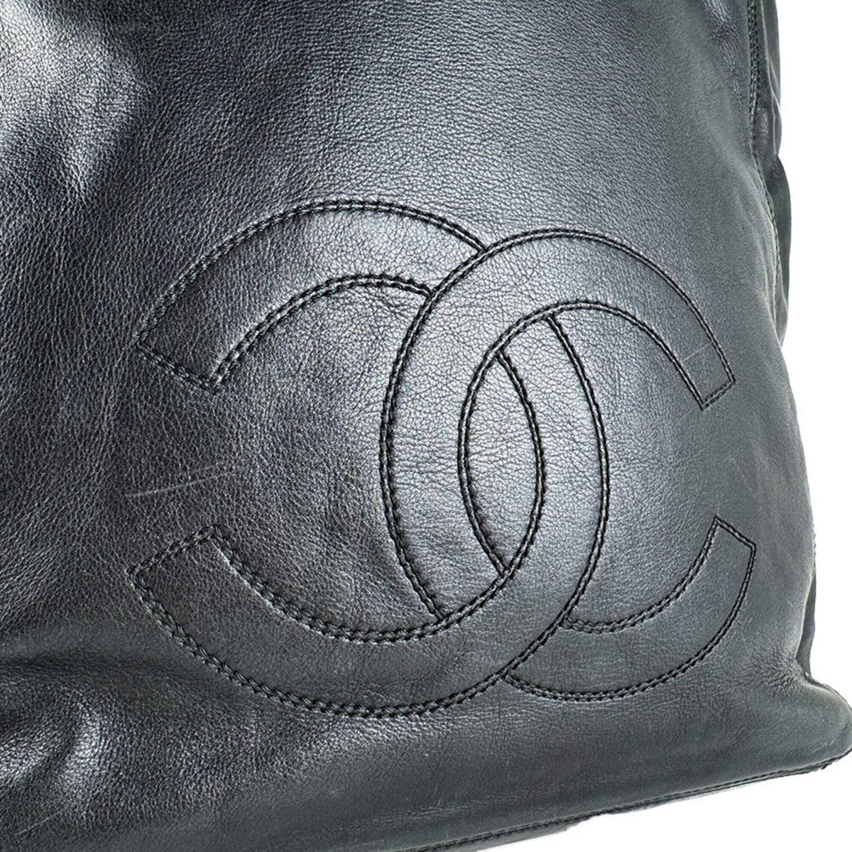 Chanel Black Leather Handbag (Pre-Owned)