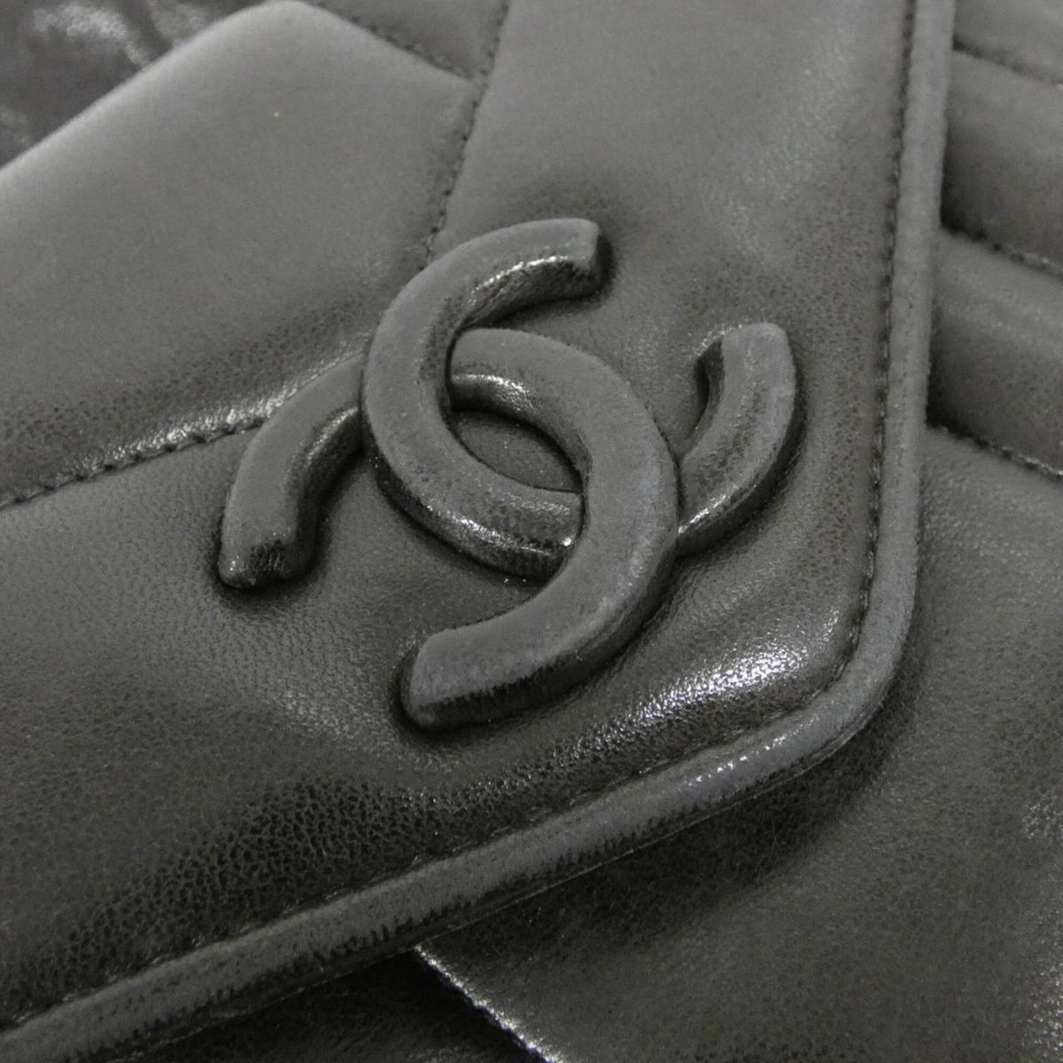 Chanel Black Leather Shoulder Bag (Pre-Owned)