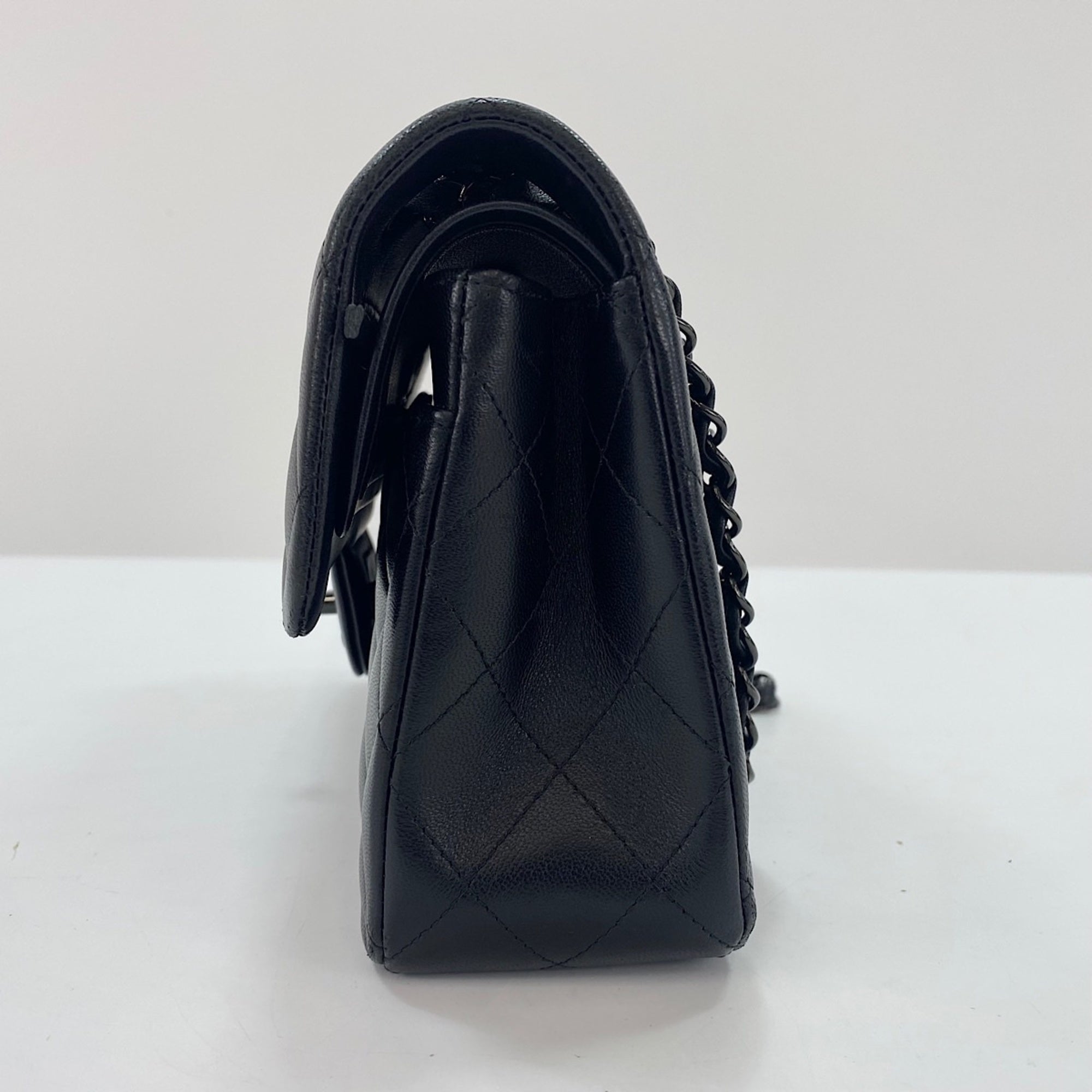 Chanel Black Shoulder Bag (Pre-Owned)