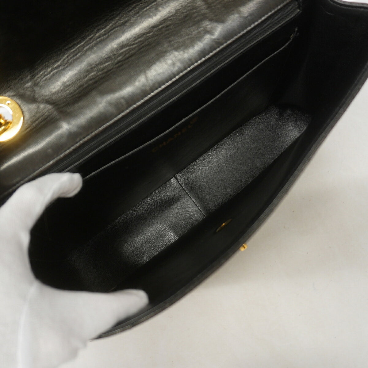 Chanel Black Leather Shoulder Bag (Pre-Owned)