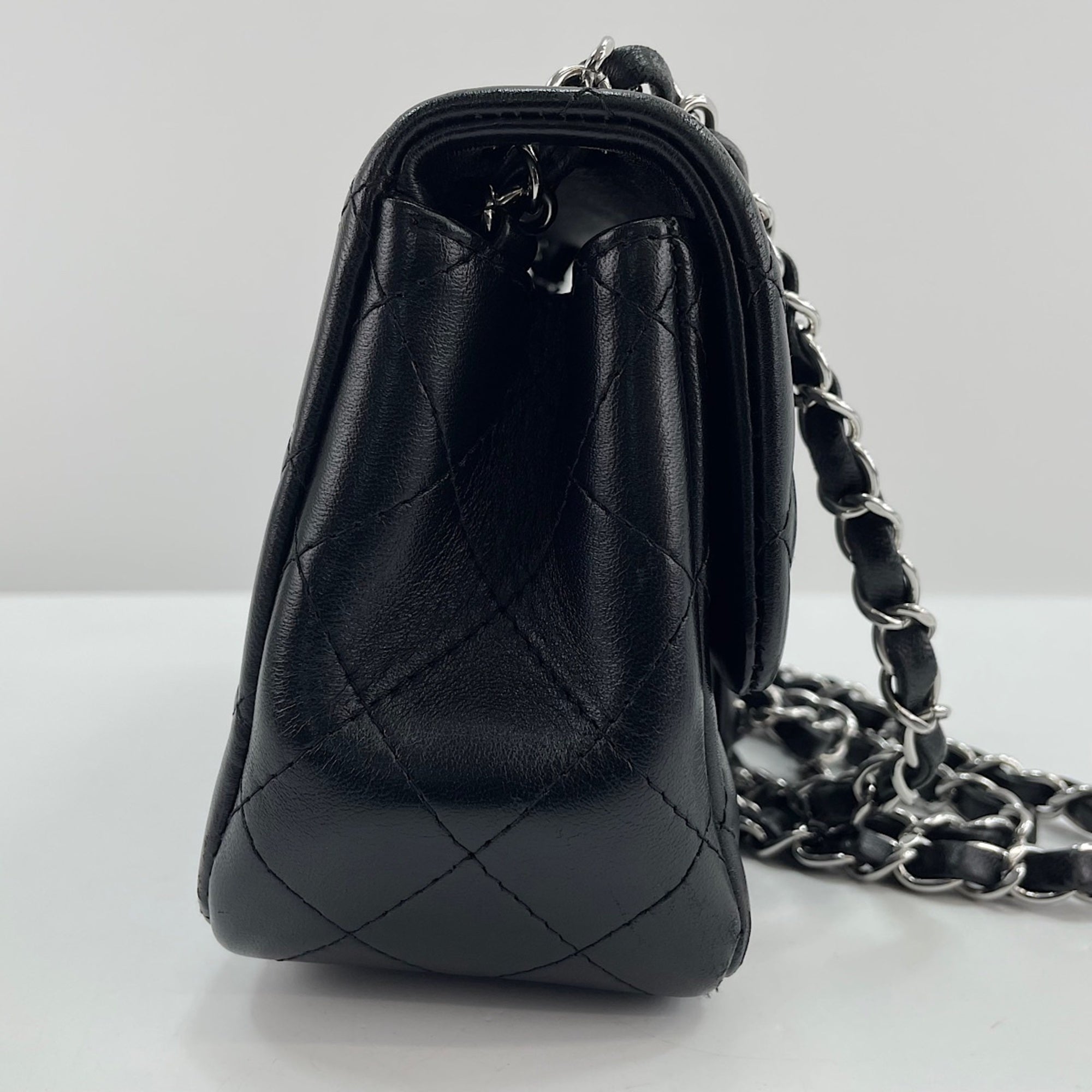 Chanel Black Shoulder Bag (Pre-Owned)