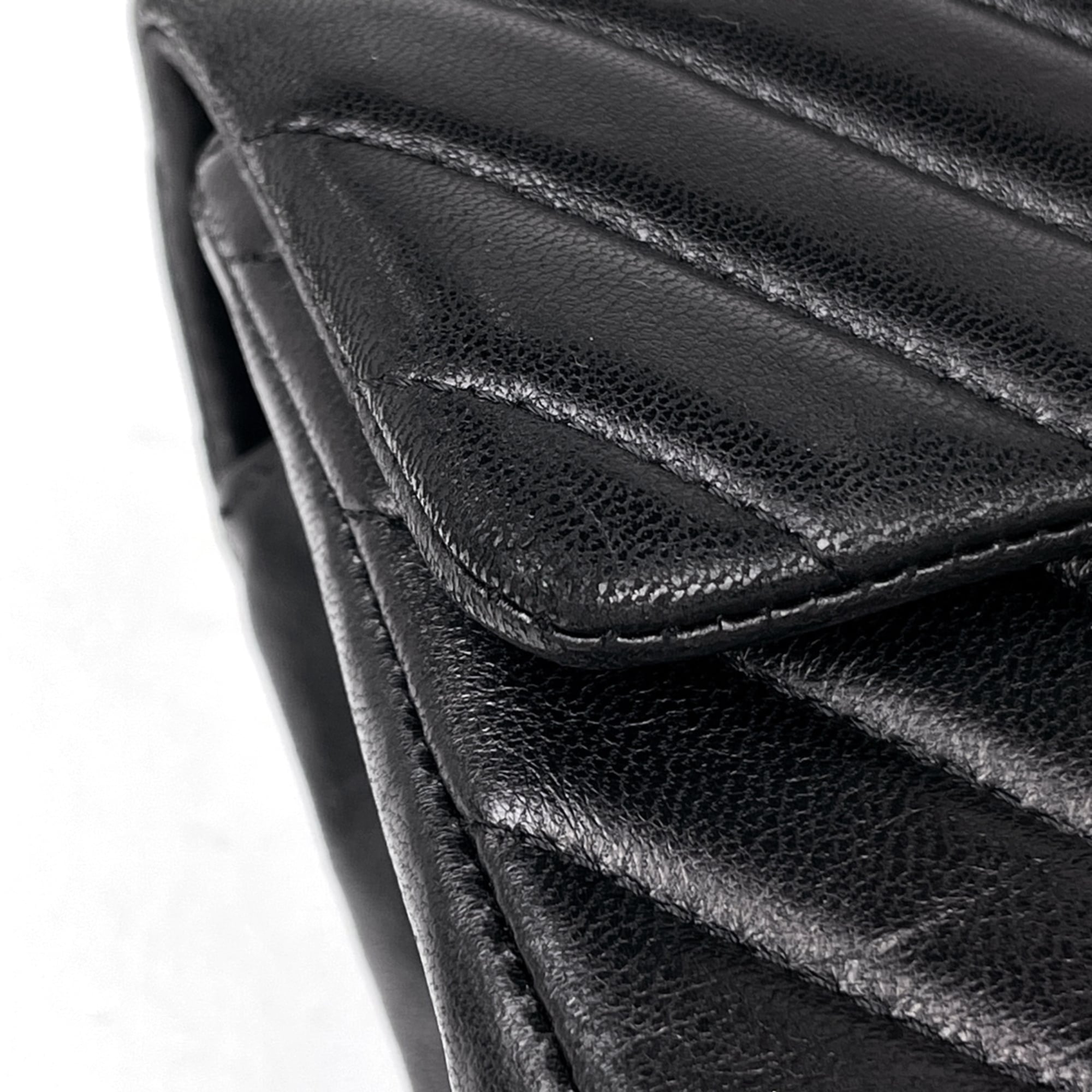 Chanel Black Leather Shoulder Bag (Pre-Owned)