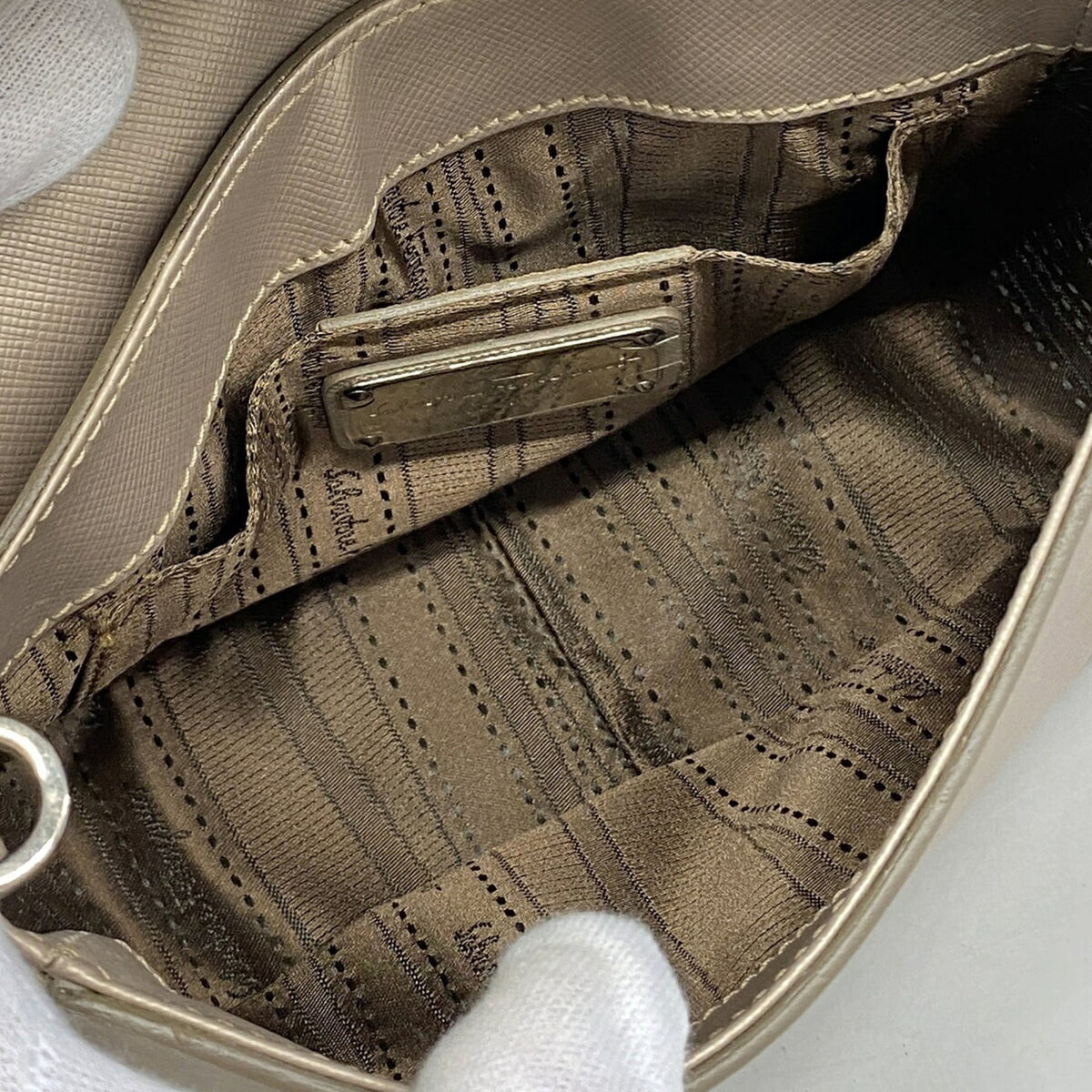 Salvatore Ferragamo Beige Leather Shoulder Bag (Pre-Owned)