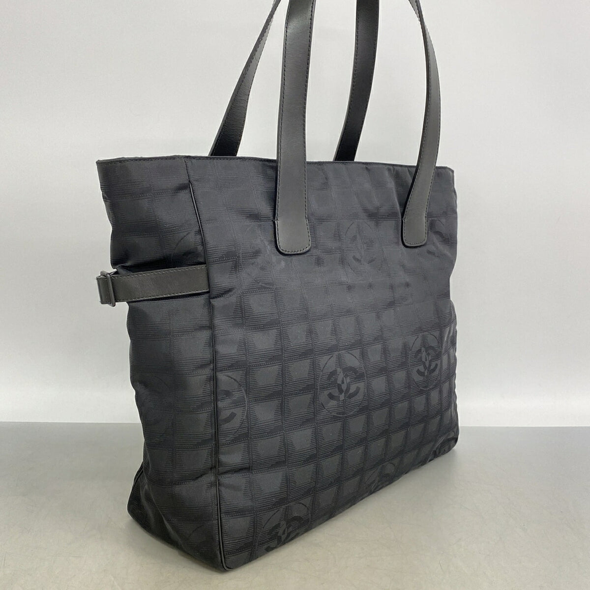 Chanel Black Nylon Tote Bag (Pre-Owned)