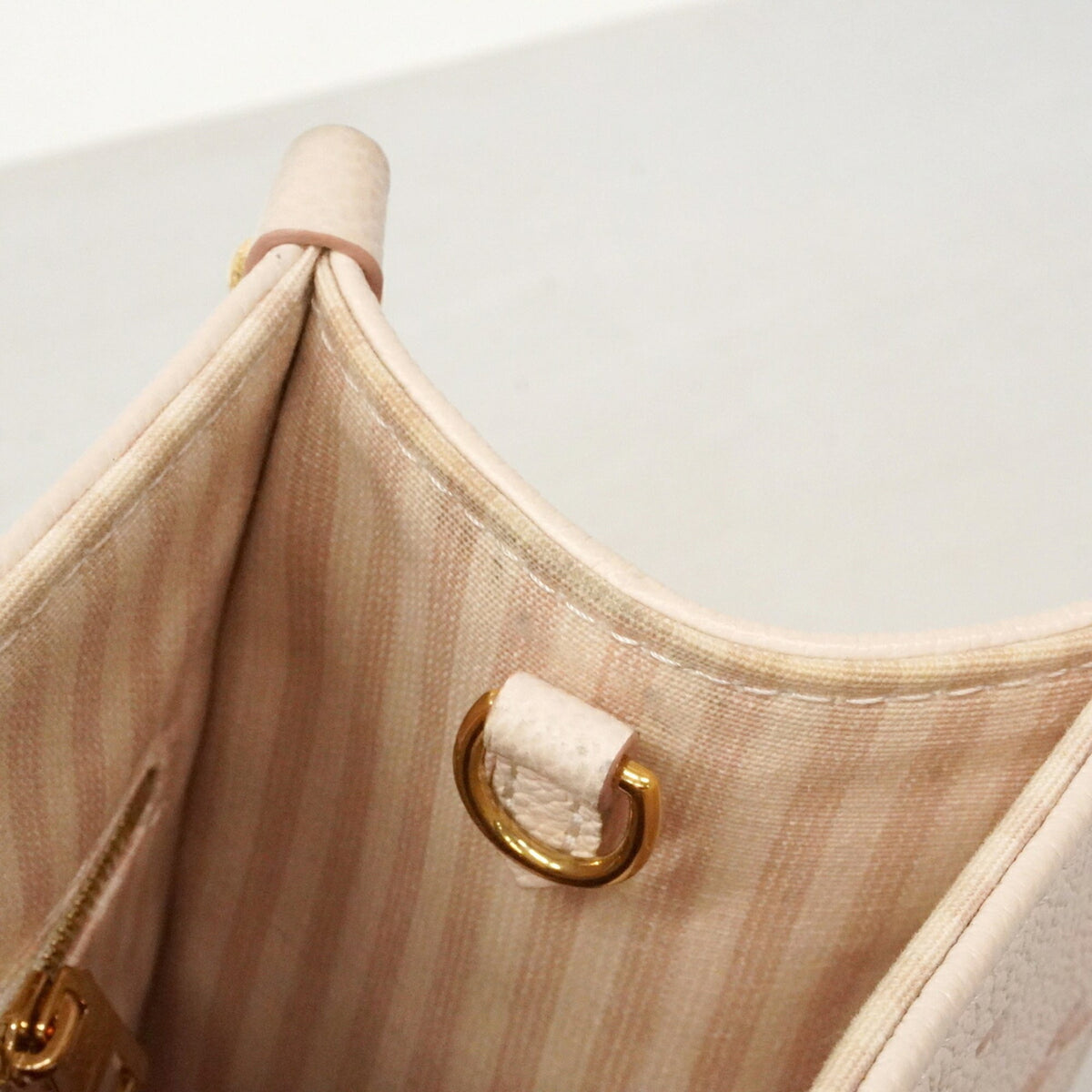 Louis Vuitton Peach White Tote Bag (Pre-Owned)