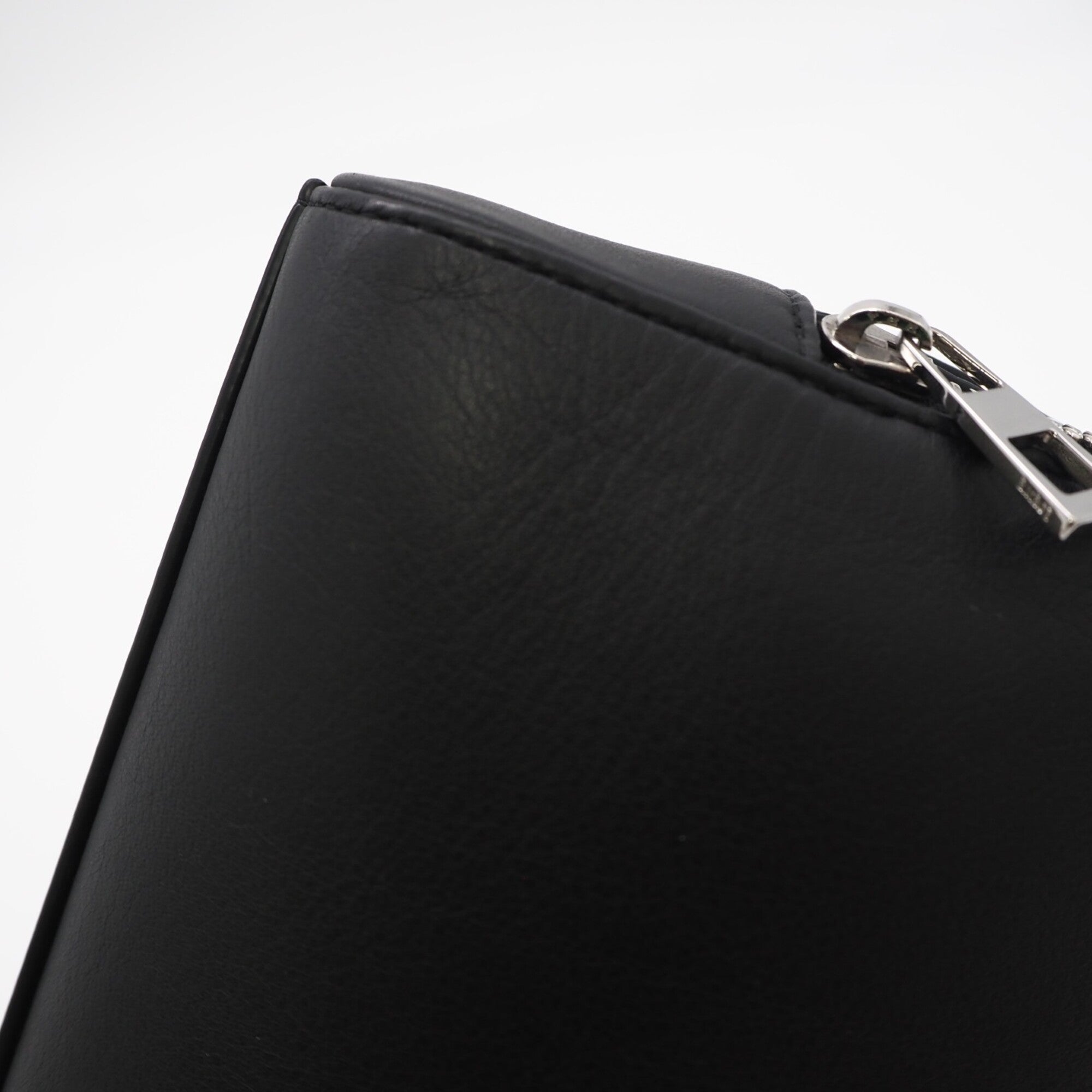 Loewe Black Leather Shoulder Bag (Pre-Owned)